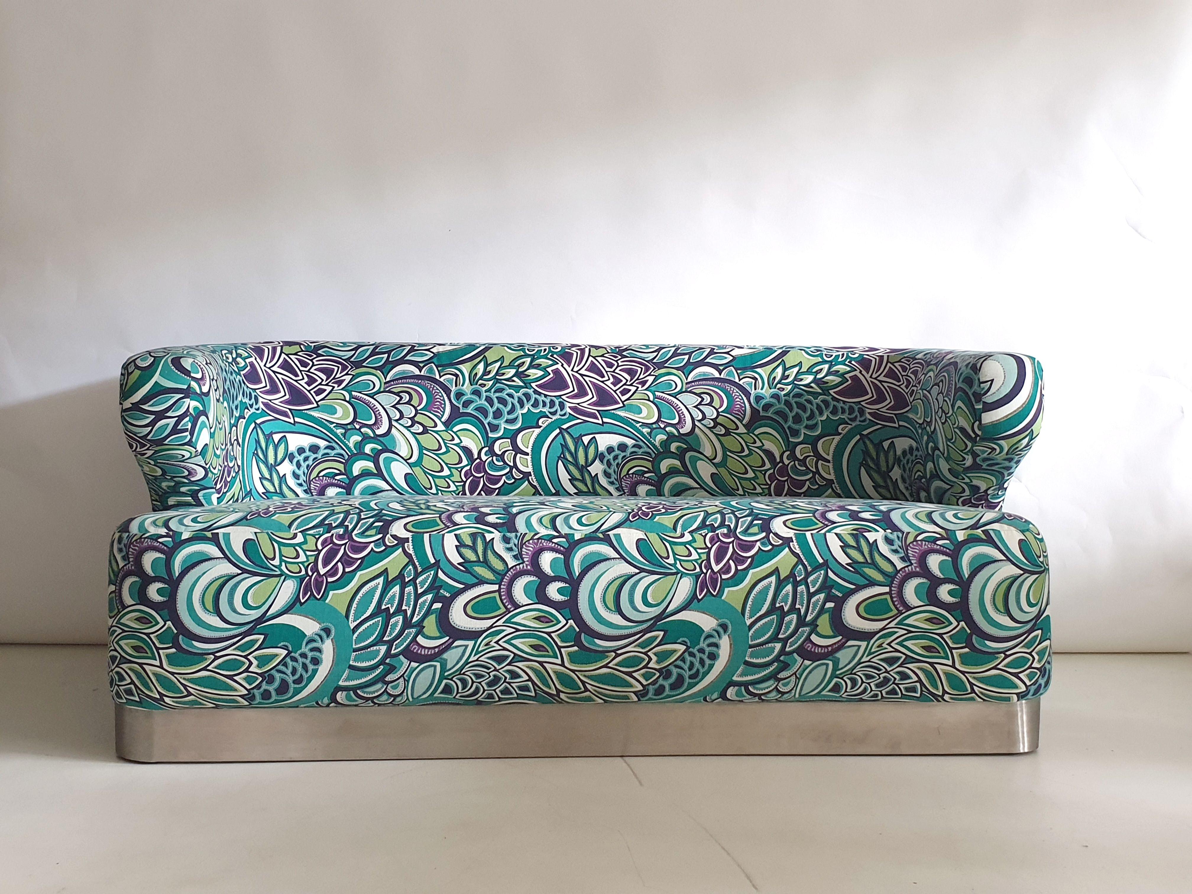 Skulpturales Sofa von Formanova mit poliertem Stahlgestell. Label auf der Rückseite. Neu gepolstert.
