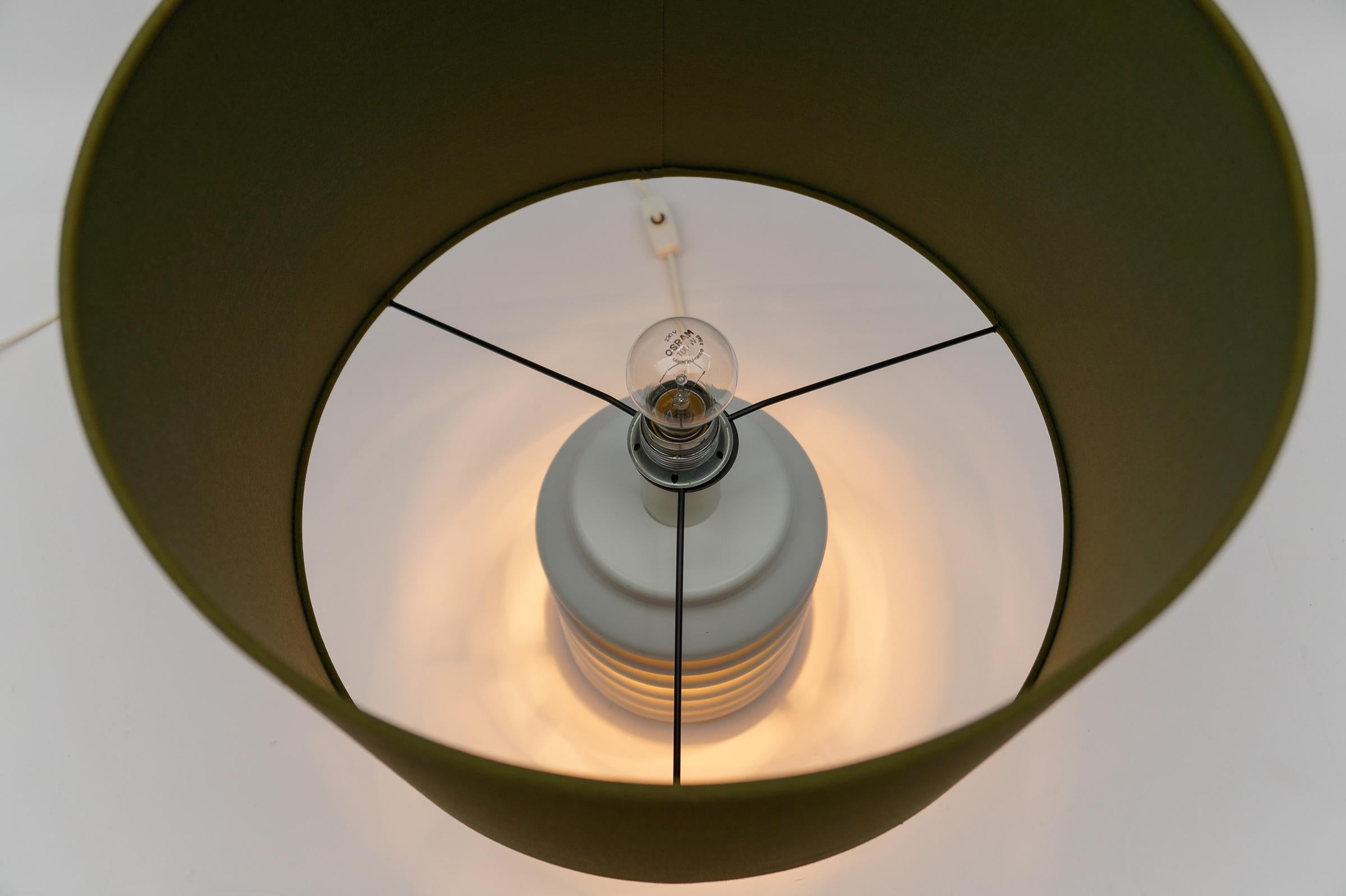 Moderne Tischlampe aus Metall mit beleuchtetem Sockel aus der Mitte des Jahrhunderts von Kaiser Leuchten im Angebot 5
