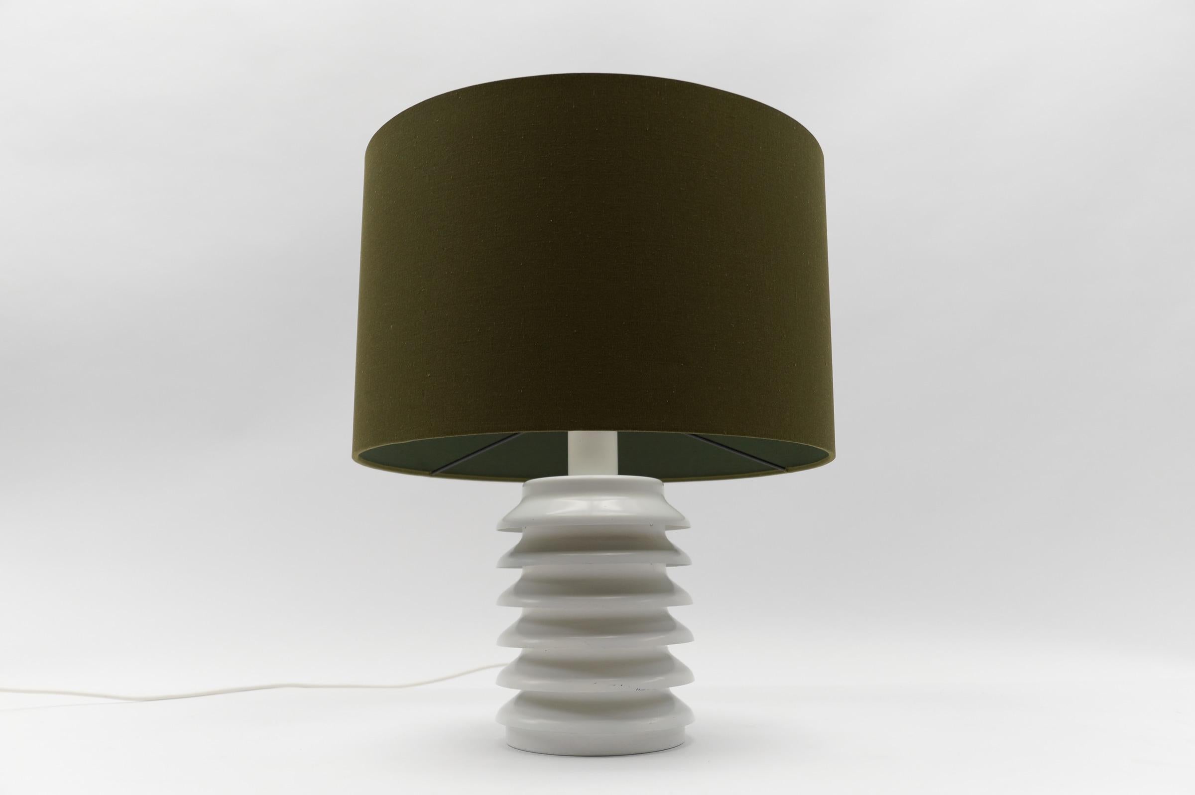 Mid Century Modern Metal Table Lamp Base with Illuminated Base by Kaiser Leuchten, 1960s Germany

The lampshade is to illustrate how the lamp base looks with a shade. The shade has a diameter of 17.71 in. (45 cm) and height 11.41 in. (29 cm).

The