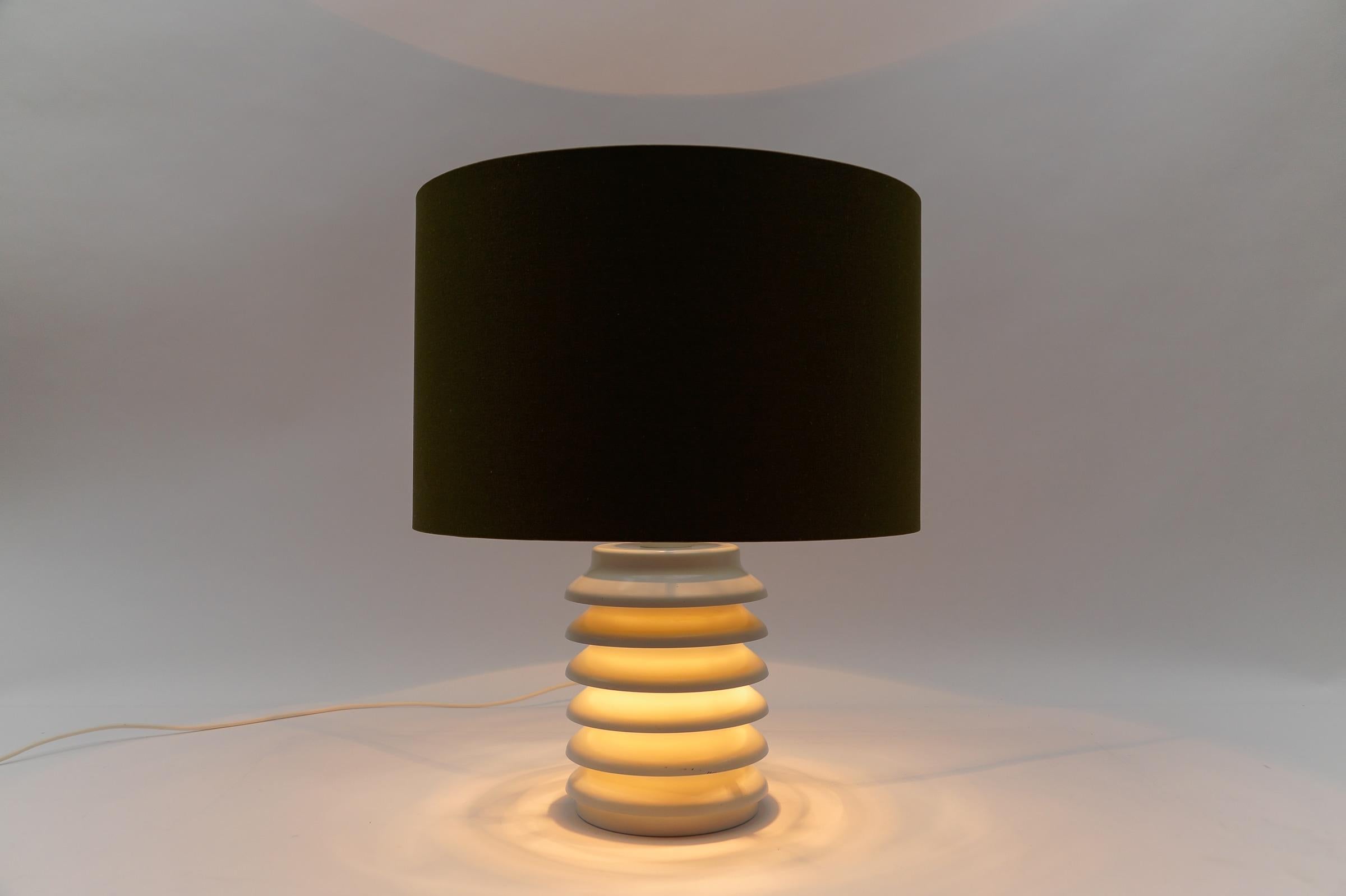 Moderne Tischlampe aus Metall mit beleuchtetem Sockel aus der Mitte des Jahrhunderts von Kaiser Leuchten (Moderne der Mitte des Jahrhunderts) im Angebot
