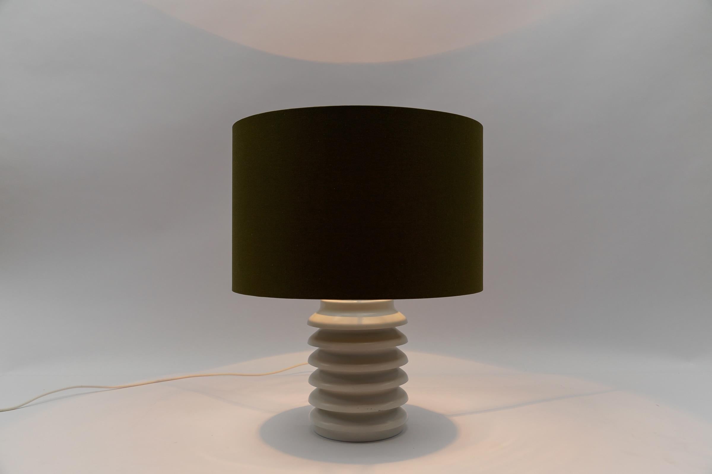 Moderne Tischlampe aus Metall mit beleuchtetem Sockel aus der Mitte des Jahrhunderts von Kaiser Leuchten im Zustand „Gut“ im Angebot in Nürnberg, Bayern