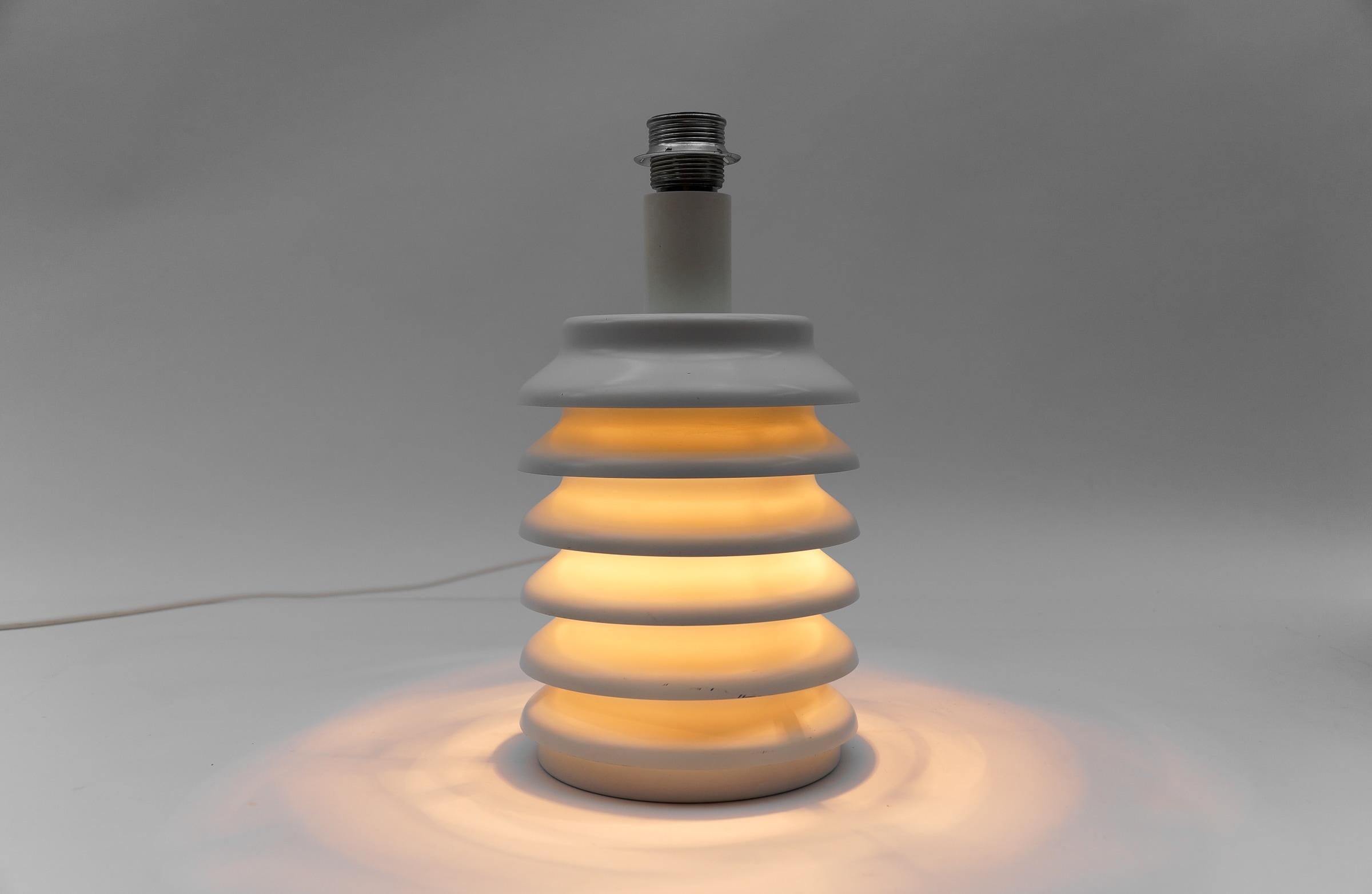 Moderne Tischlampe aus Metall mit beleuchtetem Sockel aus der Mitte des Jahrhunderts von Kaiser Leuchten im Angebot 1