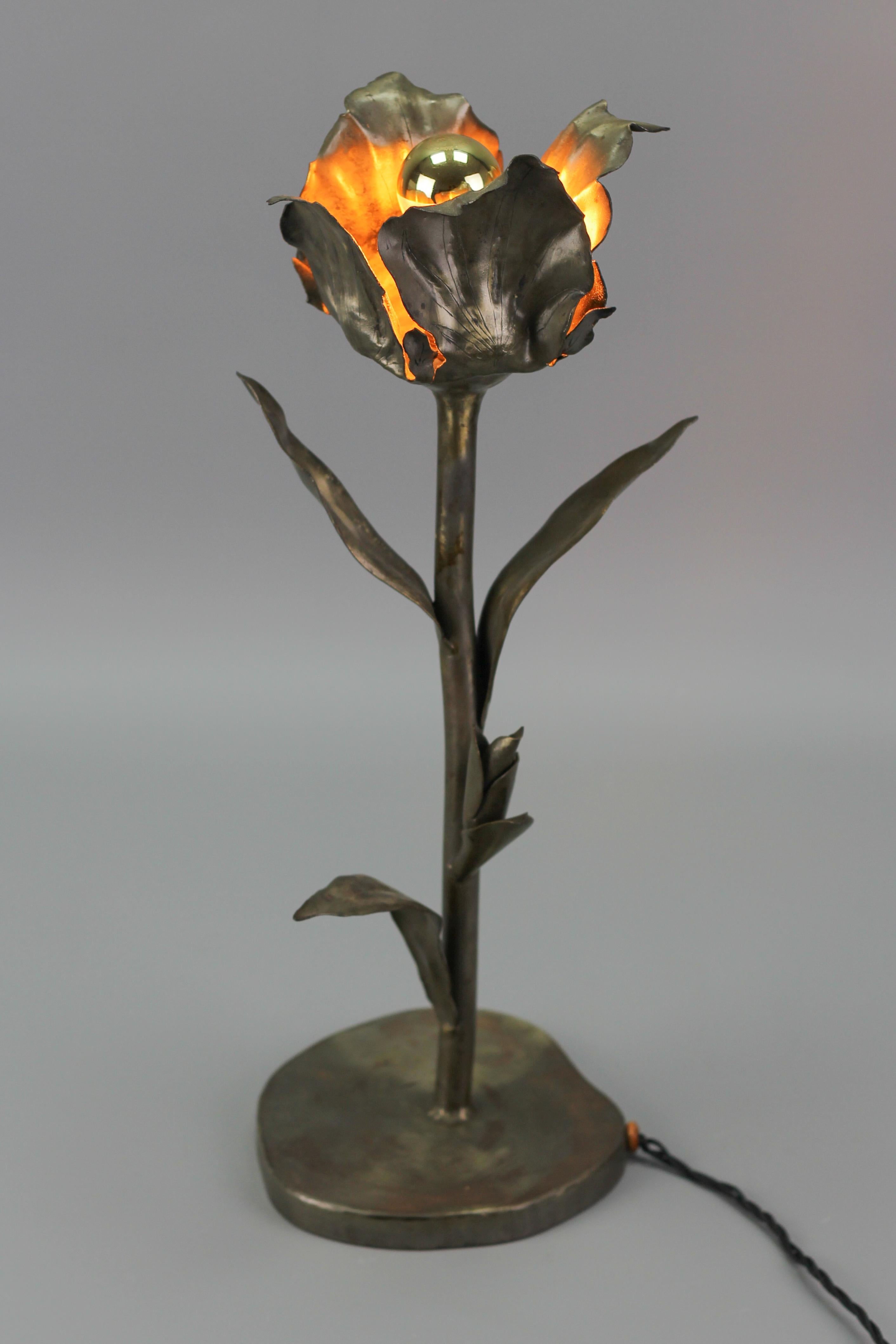 Mid-Century Modern Metal Table Lamp Flower For Sale 3