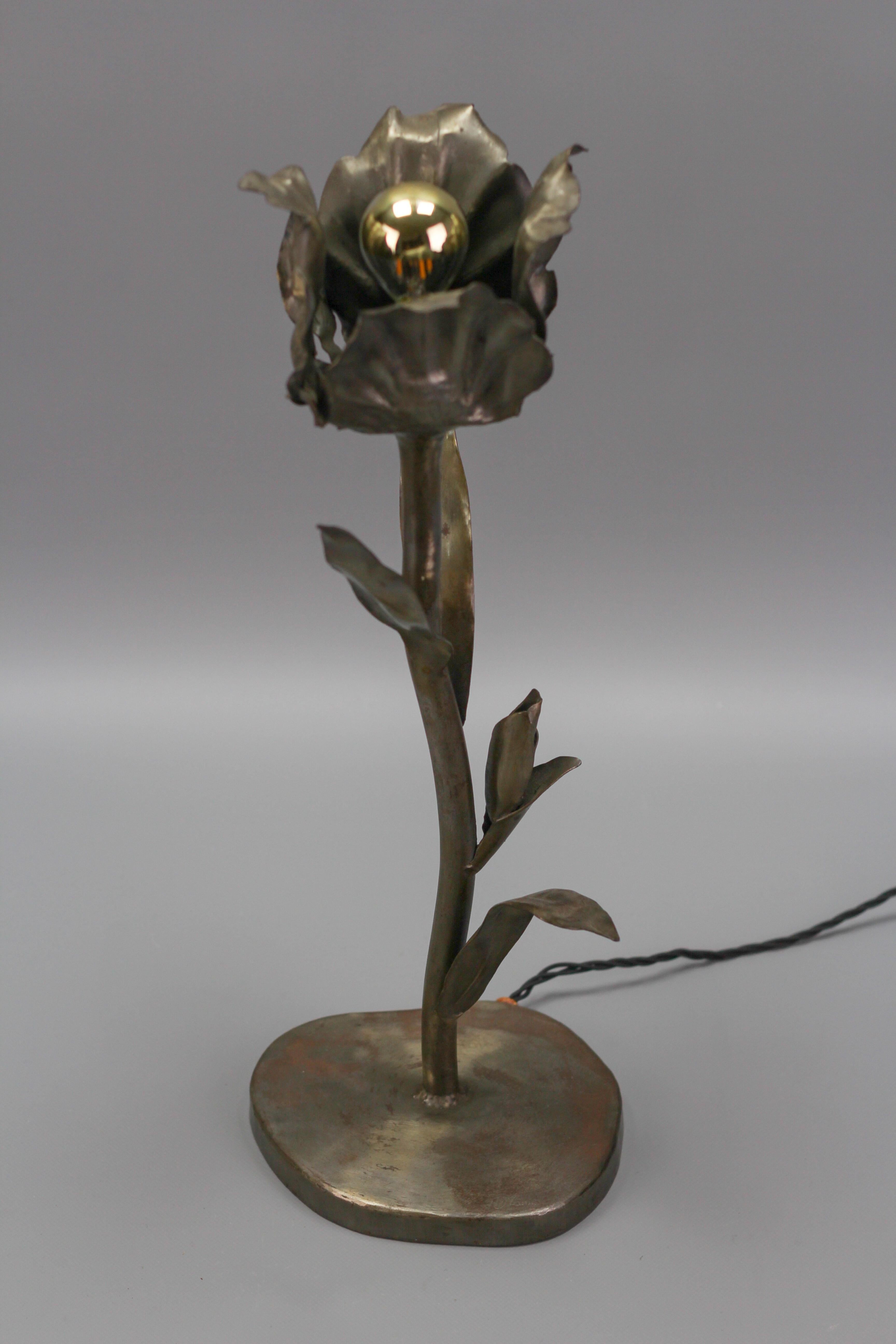 Mid-Century Modern Metal Table Lamp Flower For Sale 4