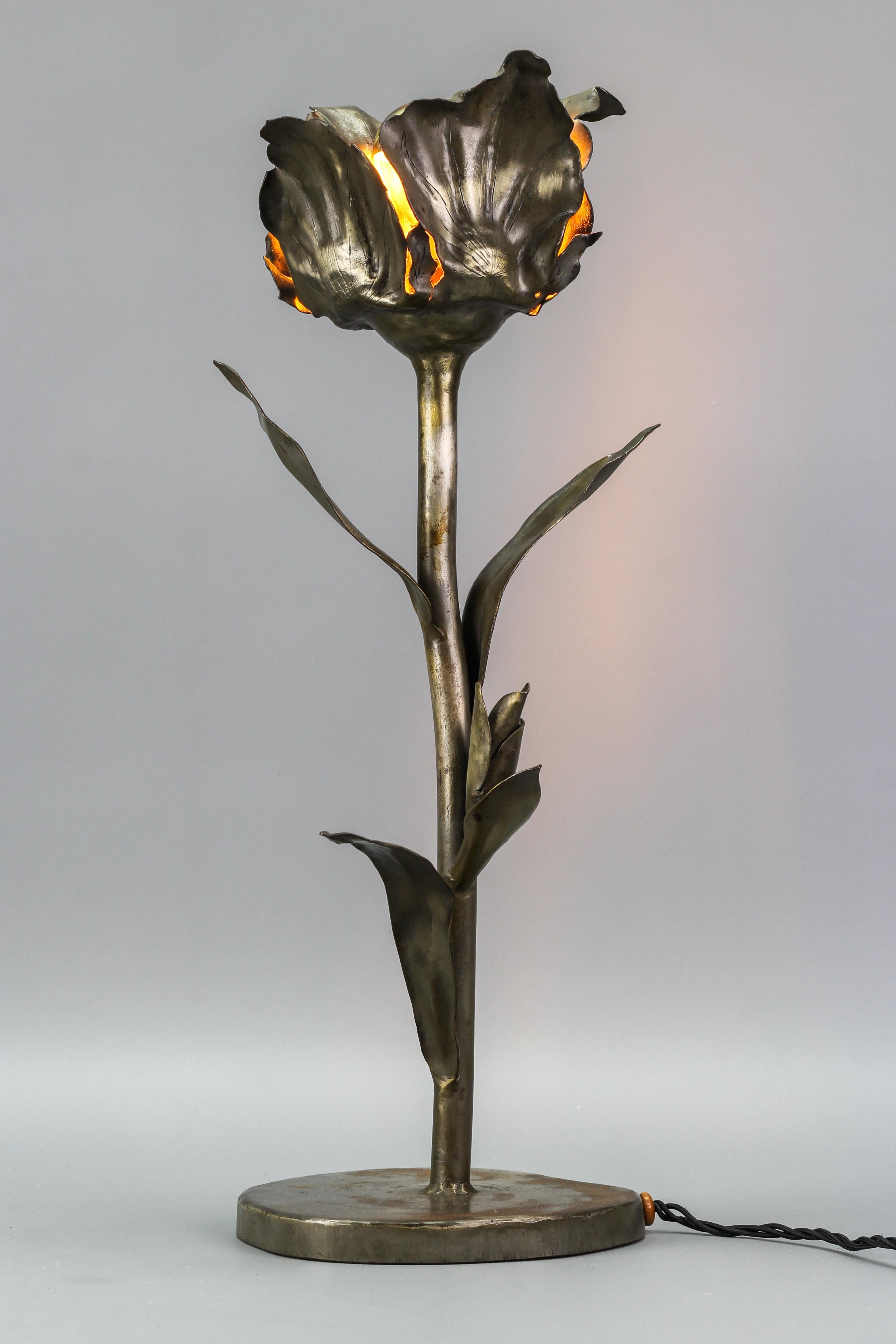Mid-Century Modern Lampe de bureau en métal moderne mi-siècle moderne, fleur en vente
