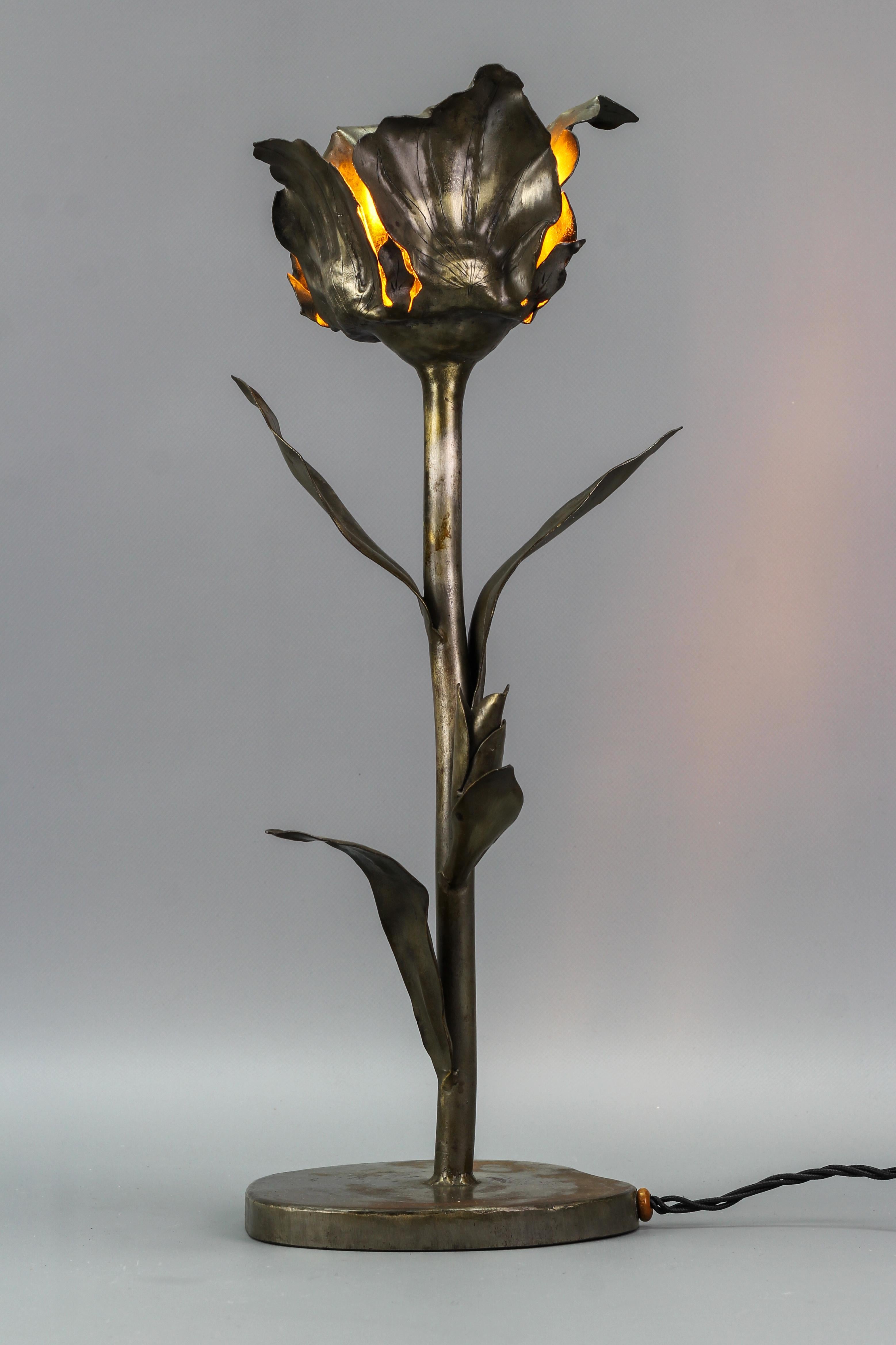 Européen Lampe de bureau en métal moderne mi-siècle moderne, fleur en vente