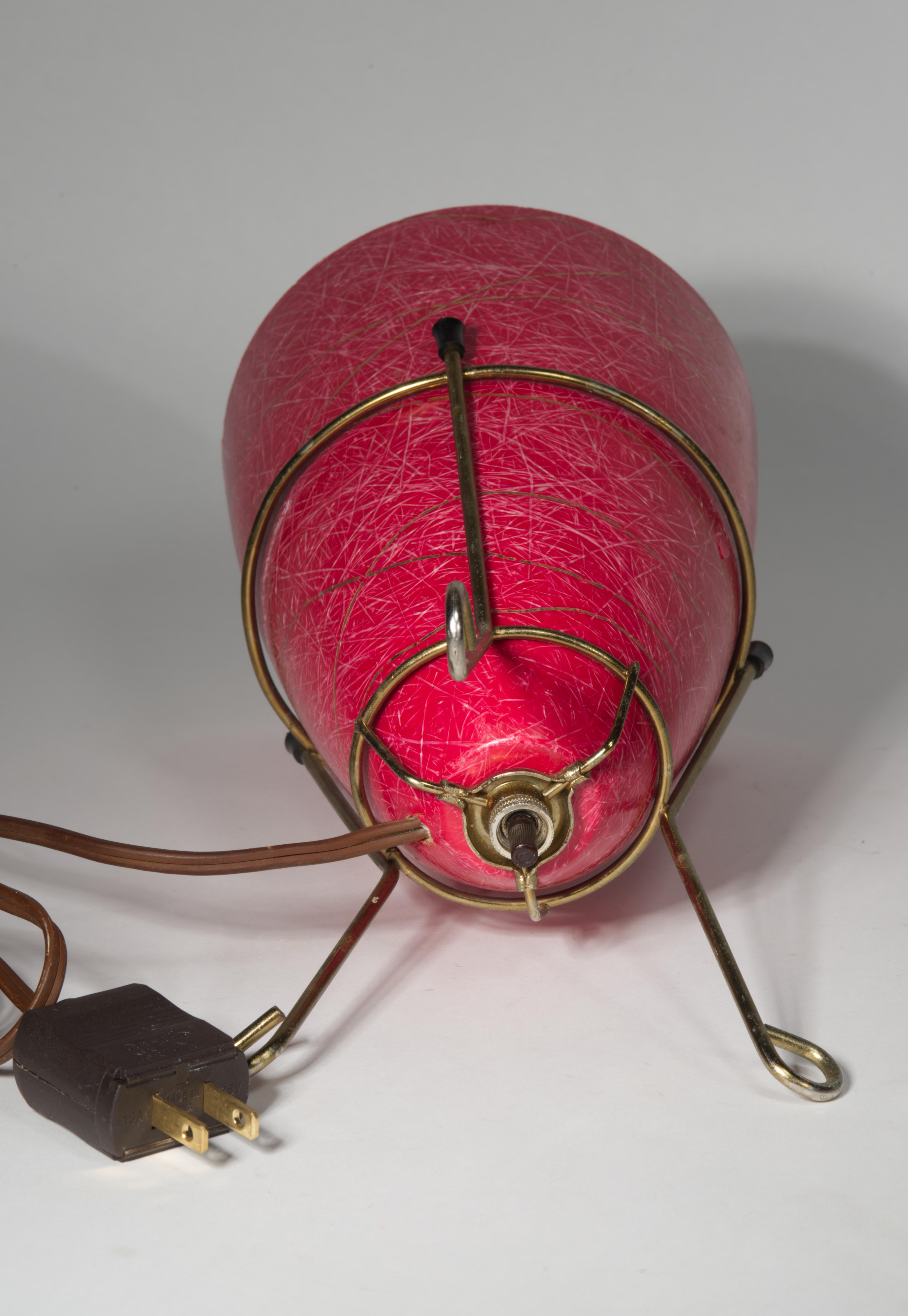 Lámpara de sobremesa trípode metálica moderna de mediados de siglo con pantalla de fibra de vidrio roja en venta 2