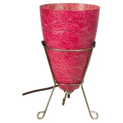Lampe de table tripode moderne du milieu du siècle dernier avec abat-jour en fibre de verre rouge