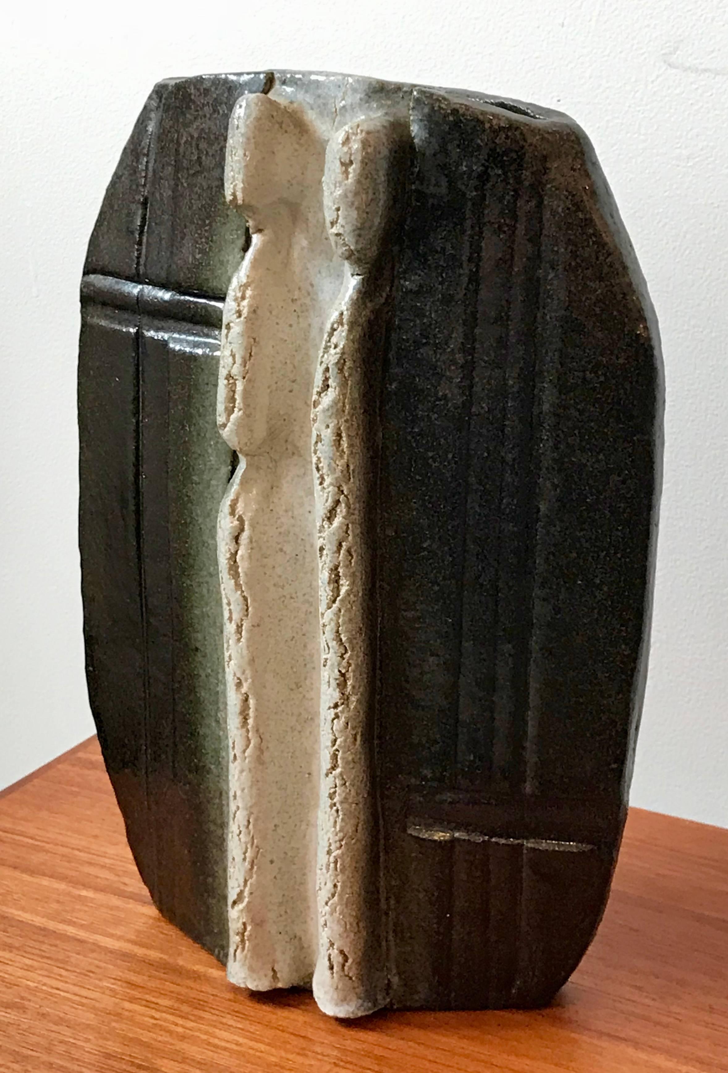Très beau vase sculptural à glaçure métallique du milieu du siècle avec des figures masculines et féminines en saillie. Artiste inconnu.