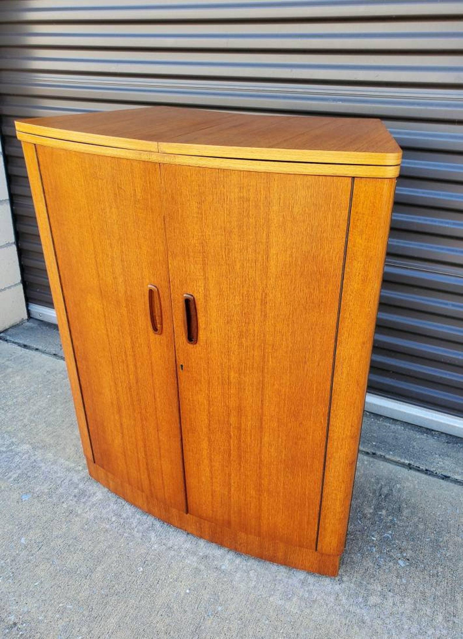 Mid-Century Modern Metamorphic Cabinet by Turnidge of London In Good Condition In Forney, TX