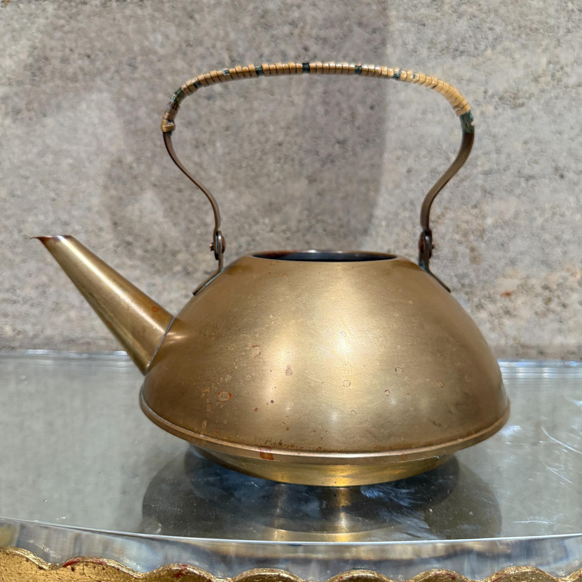 Per la tua considerazione, una teiera o un bollitore moderno di metà secolo  da Metawa. Prodotto in Olanda. Linee scultoree e moderne. Rifinito con canne avvolte intorno al manico e finiture in ottone satinato. Manca il tappo del coperchio. Can può