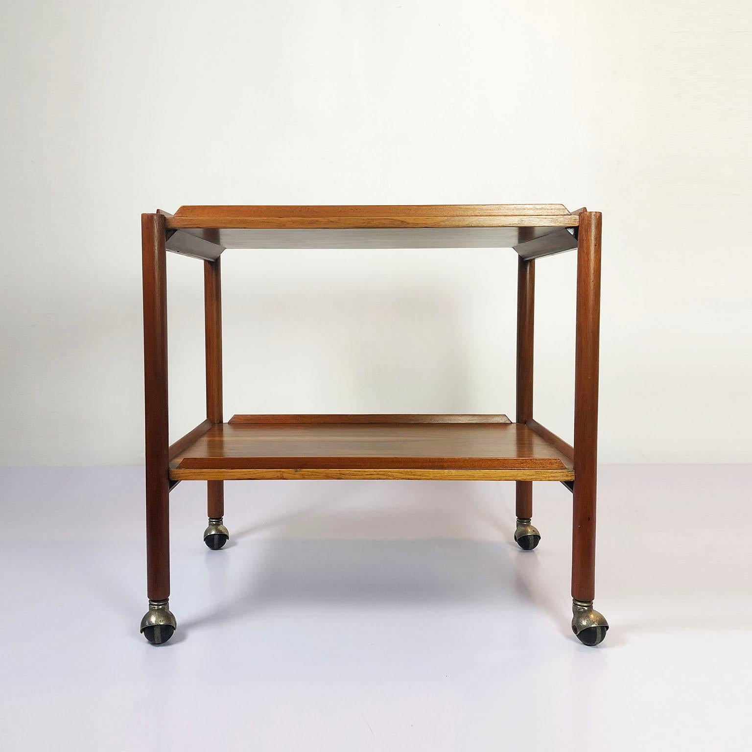 We offer this Mexican modernist serving cart designed by Michael van Beuren, Edimburgo line, made of mahogany wood, with two rectangular shelves and a wooden frame, circa 1970.