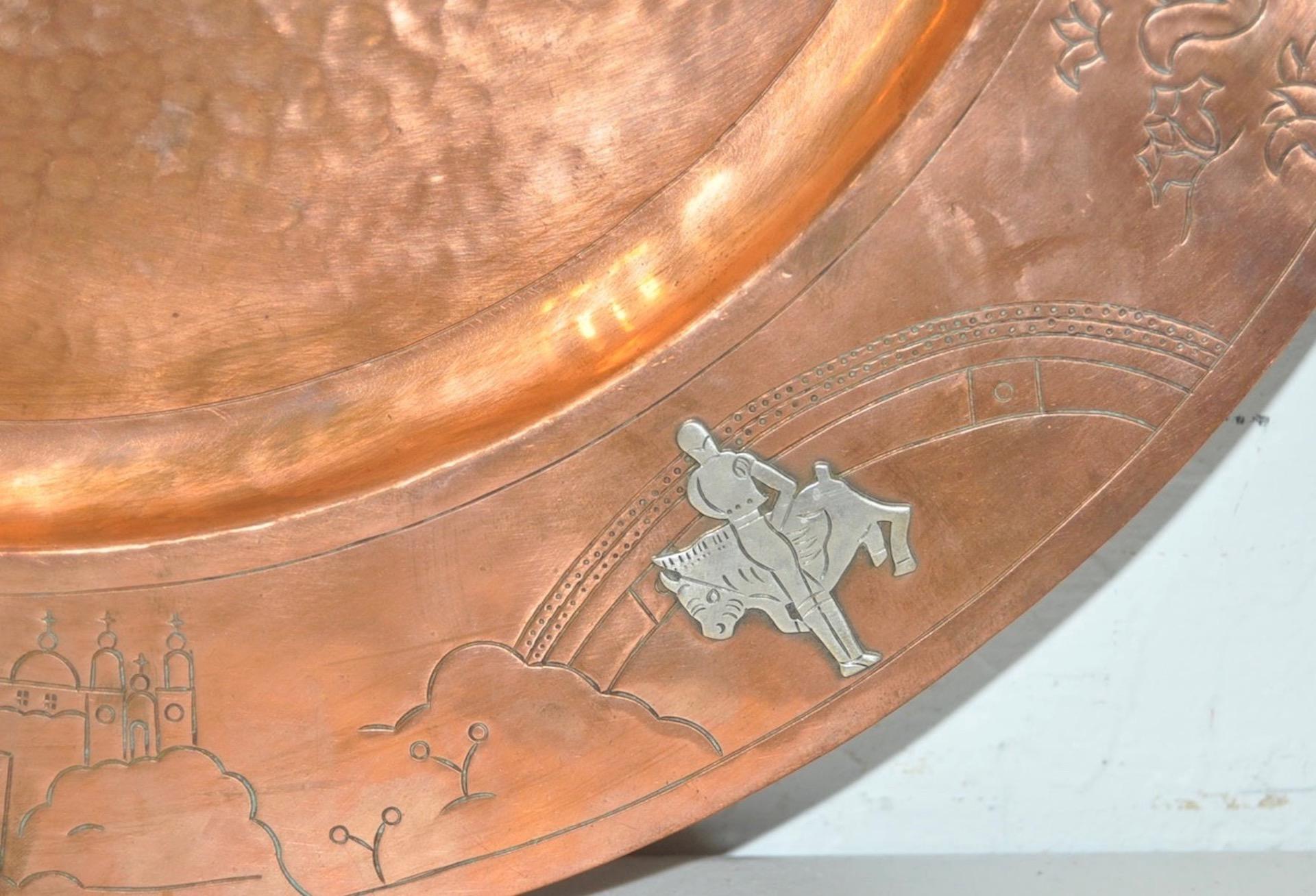 Martellato Piatto in rame messicano moderno di metà secolo con figure in argento, anni '50 circa in vendita