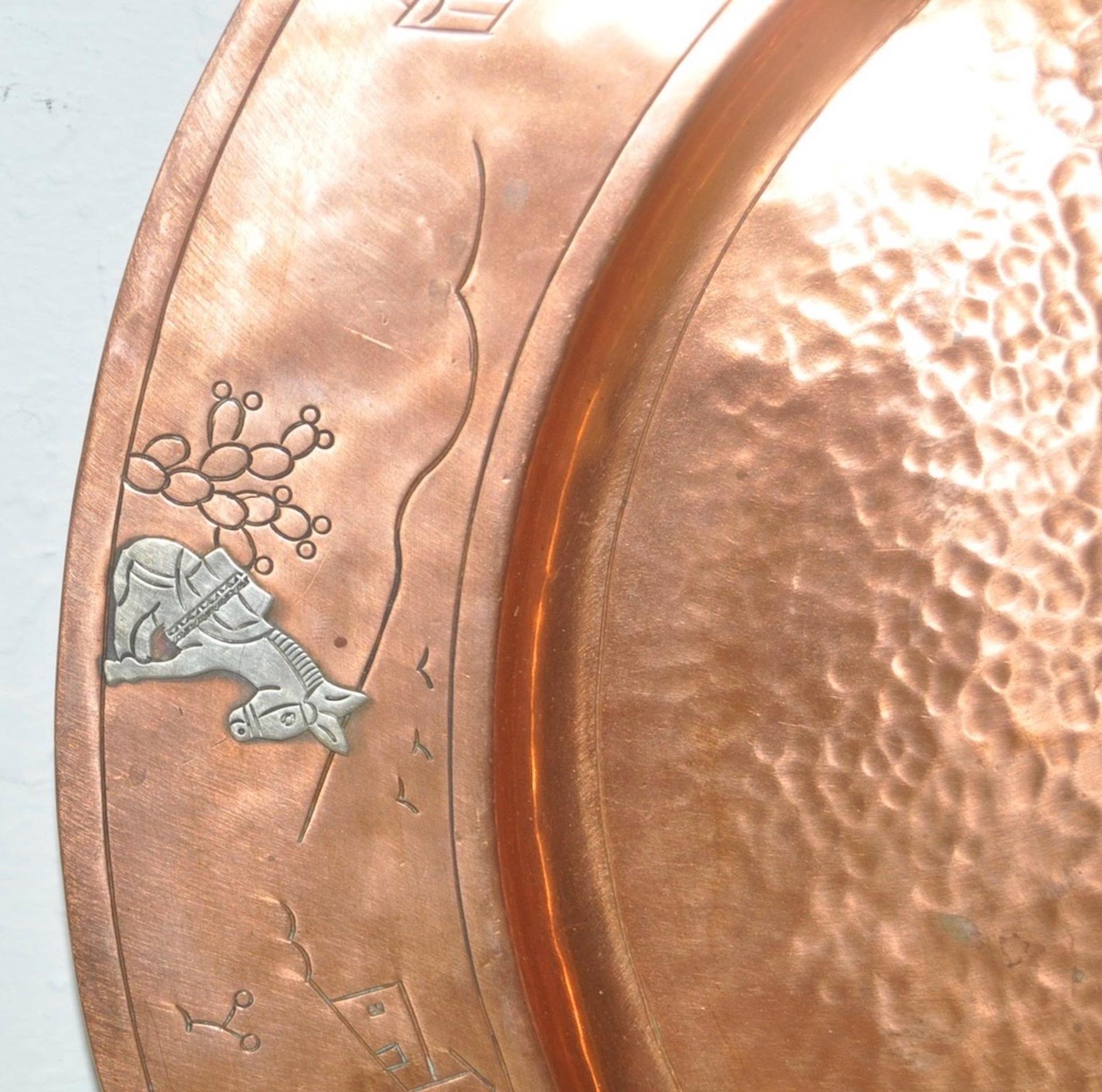 XX secolo Piatto in rame messicano moderno di metà secolo con figure in argento, anni '50 circa in vendita