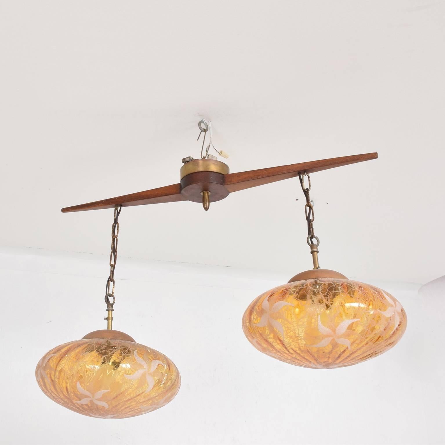 For your consideration, a Mid-Century Modern Mexican modernist chandelier with custom glass amber shades.
Dimensions: 19