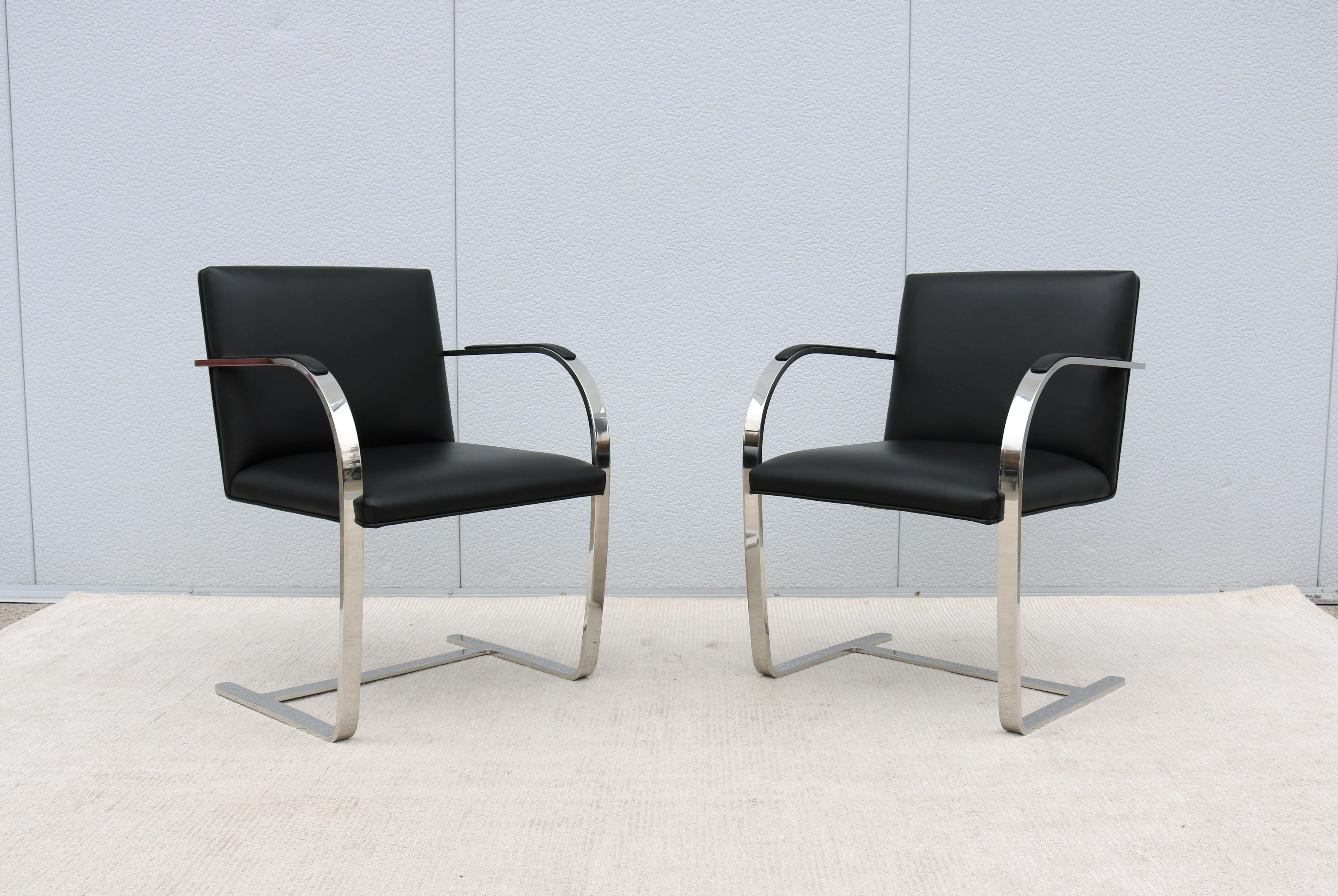 Mid-Century moderno Sedie da bar piatte Mies van der Rohe nere in Naugahyde Brno della metà del secolo scorso, una coppia in vendita