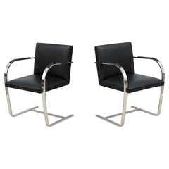 Mies van der Rohe Schwarze flache Barstühle Naugahyde Brno, Mid-Century Modern, Paar