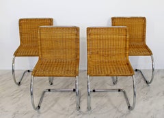 Mid-Century Modern Mies van der Rohe Satz von vier freitragenden Stühlen aus Chromgeflecht