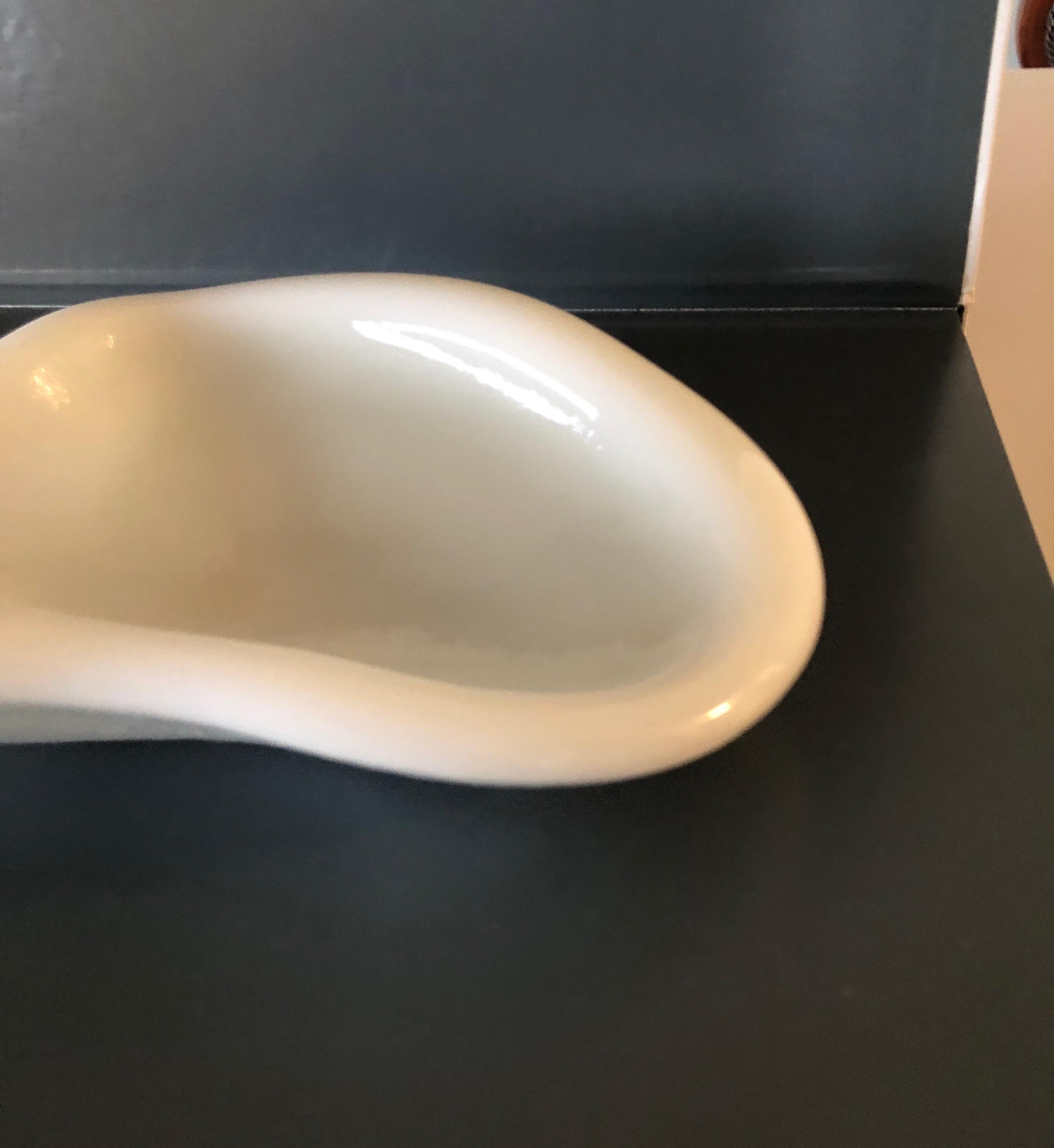 Mid-Century Modern milk glass free-form decorative dish.
Ideal as candy dish, soap dish, desk accessory.
Size: 8.25