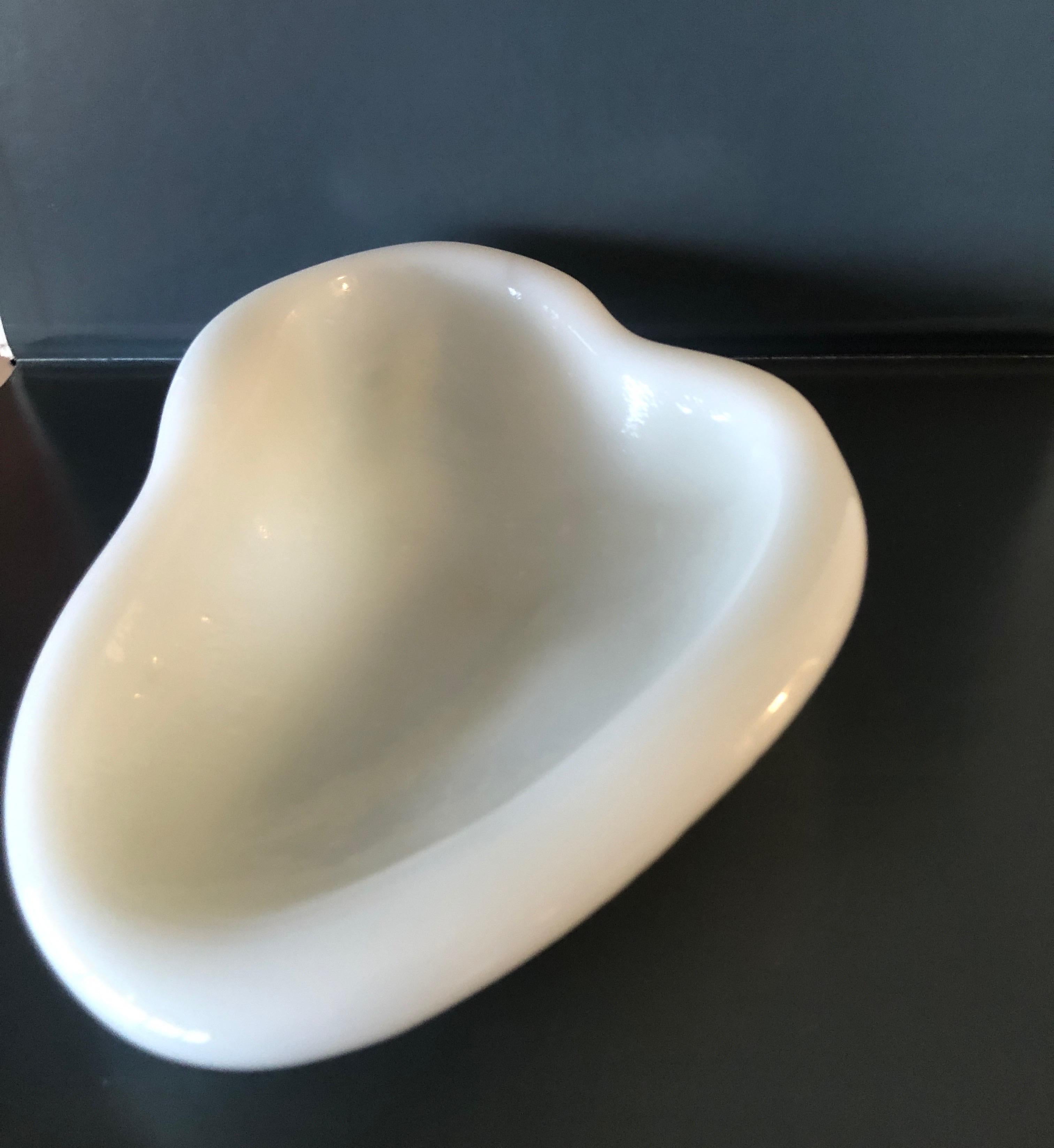 Mid-Century Modern Milk Glass Free-Form Decorative Dish In Good Condition In Oakland Park, FL
