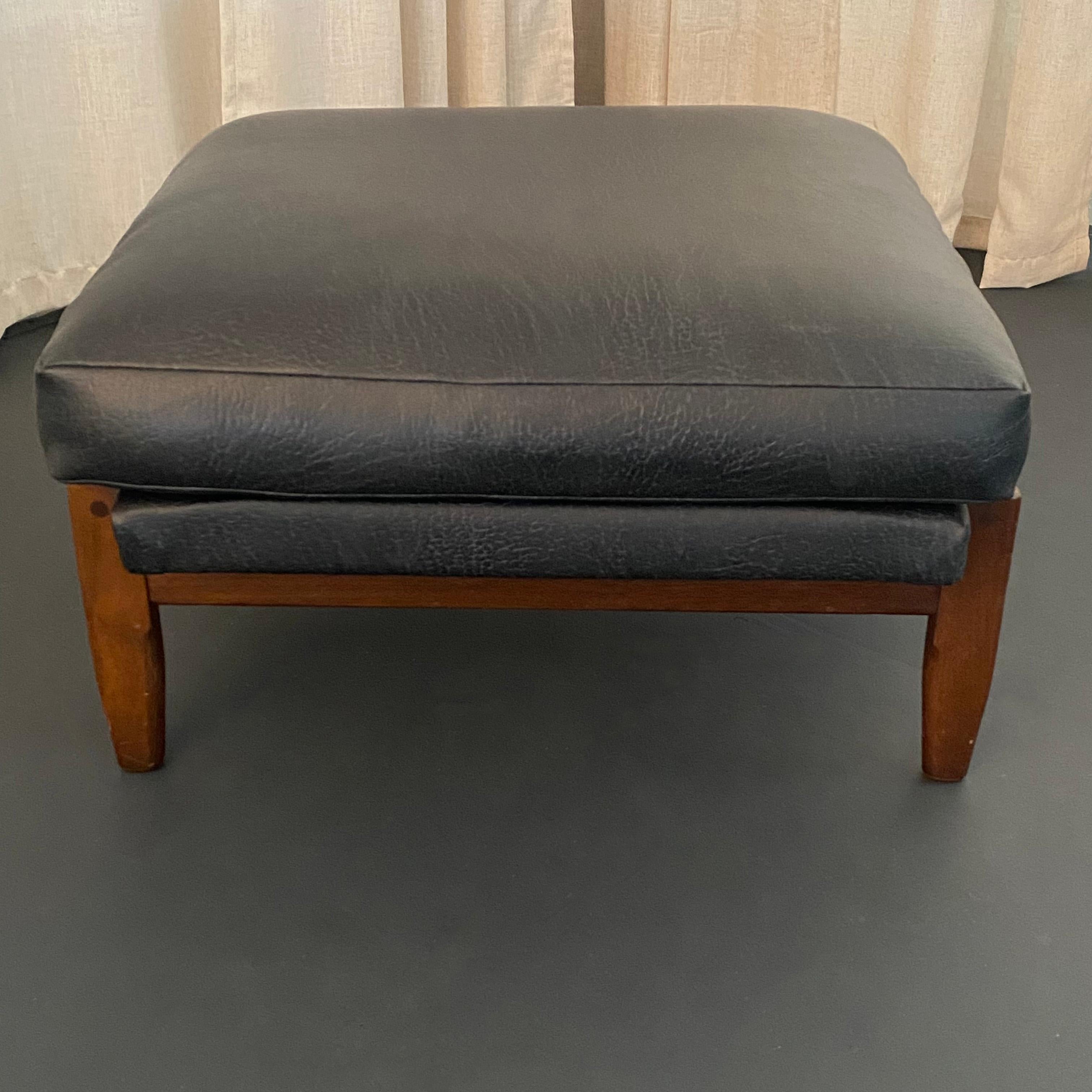 Mid-Century Modern Milo Baughman Attributed Black Leather Recliner Ottoman Set For Sale 7