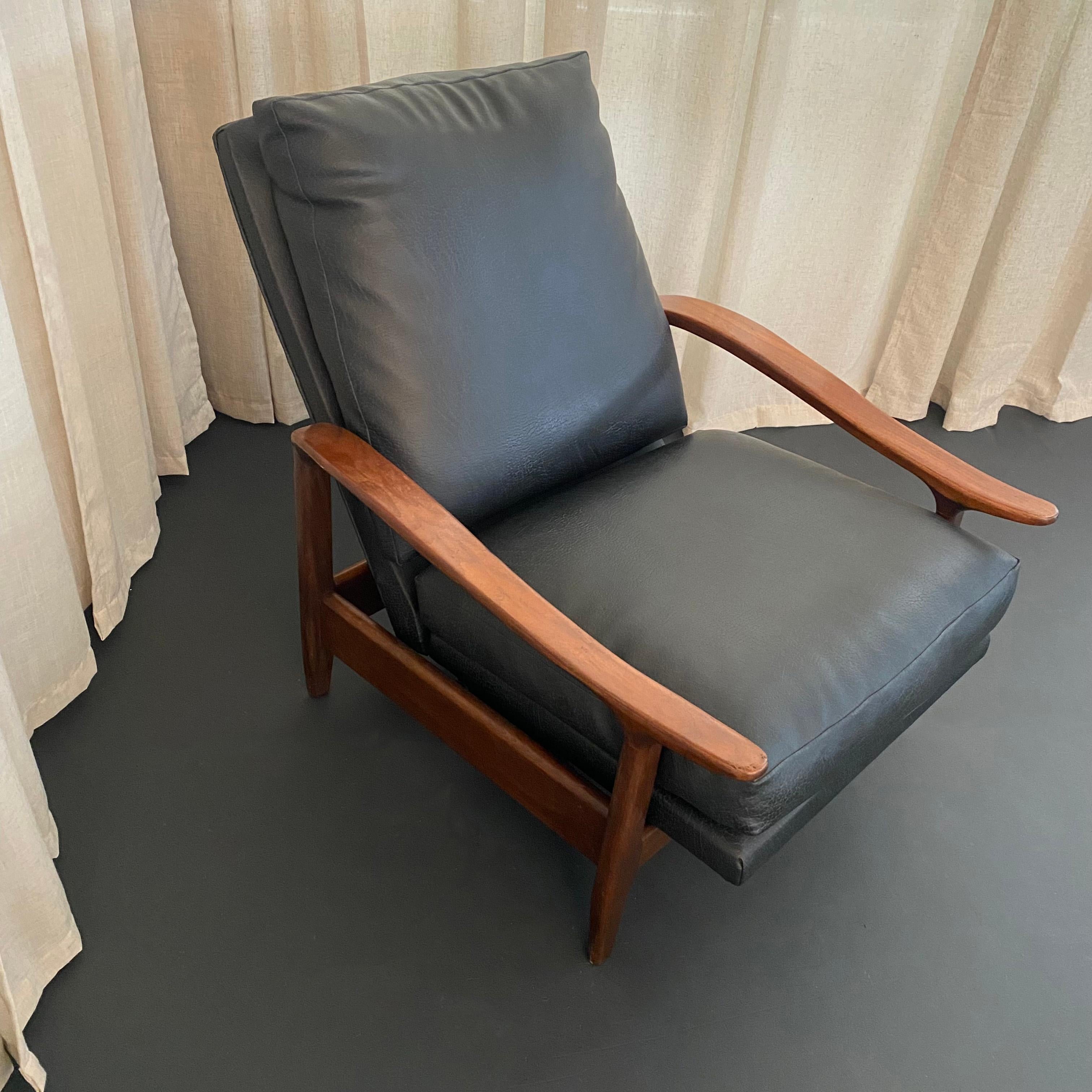 Mid-Century Modern Milo Baughman Attributed Black Leather Recliner Ottoman Set In Good Condition For Sale In Brooklyn, NY