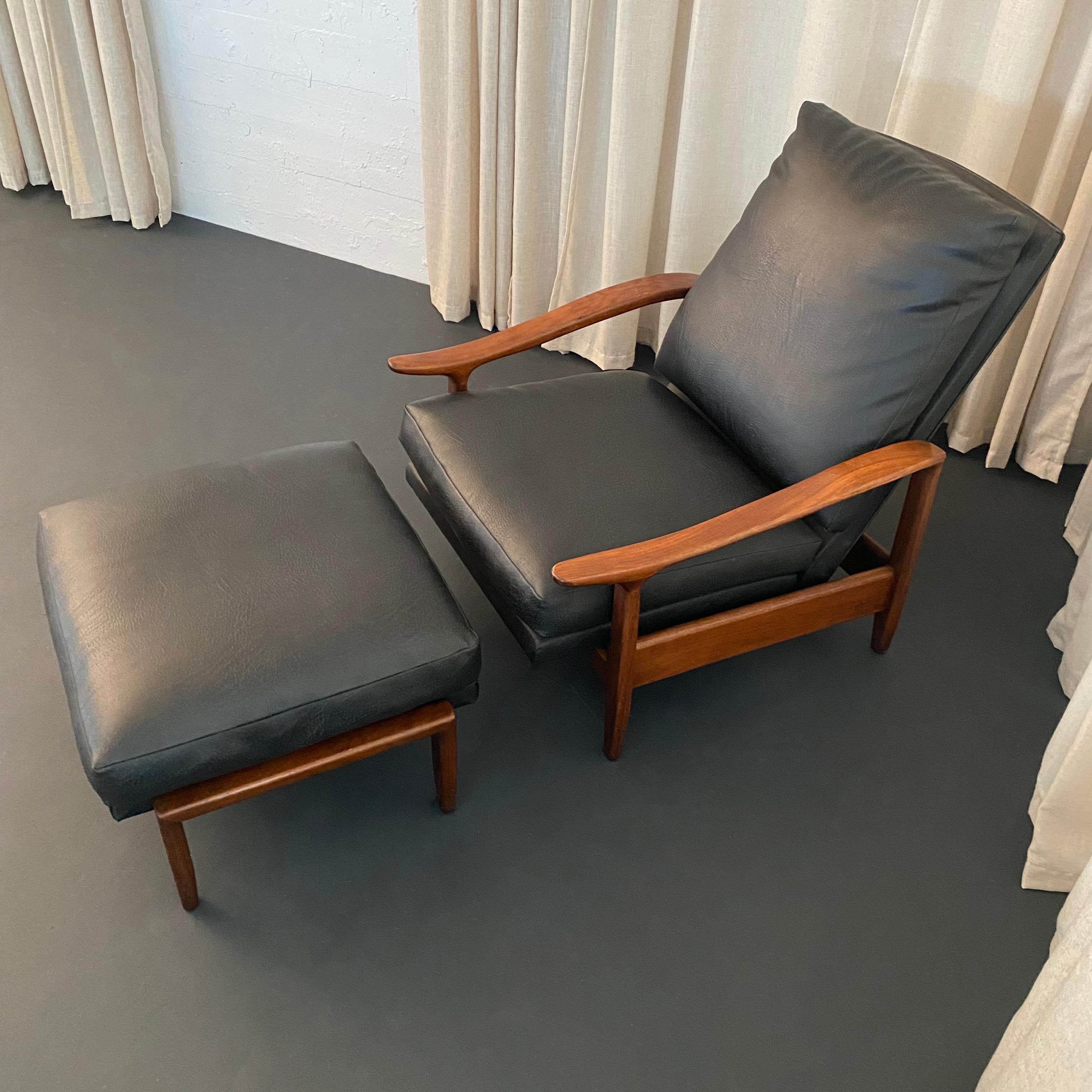 Mid-Century Modern Milo Baughman Attributed Black Leather Recliner Ottoman Set For Sale 1