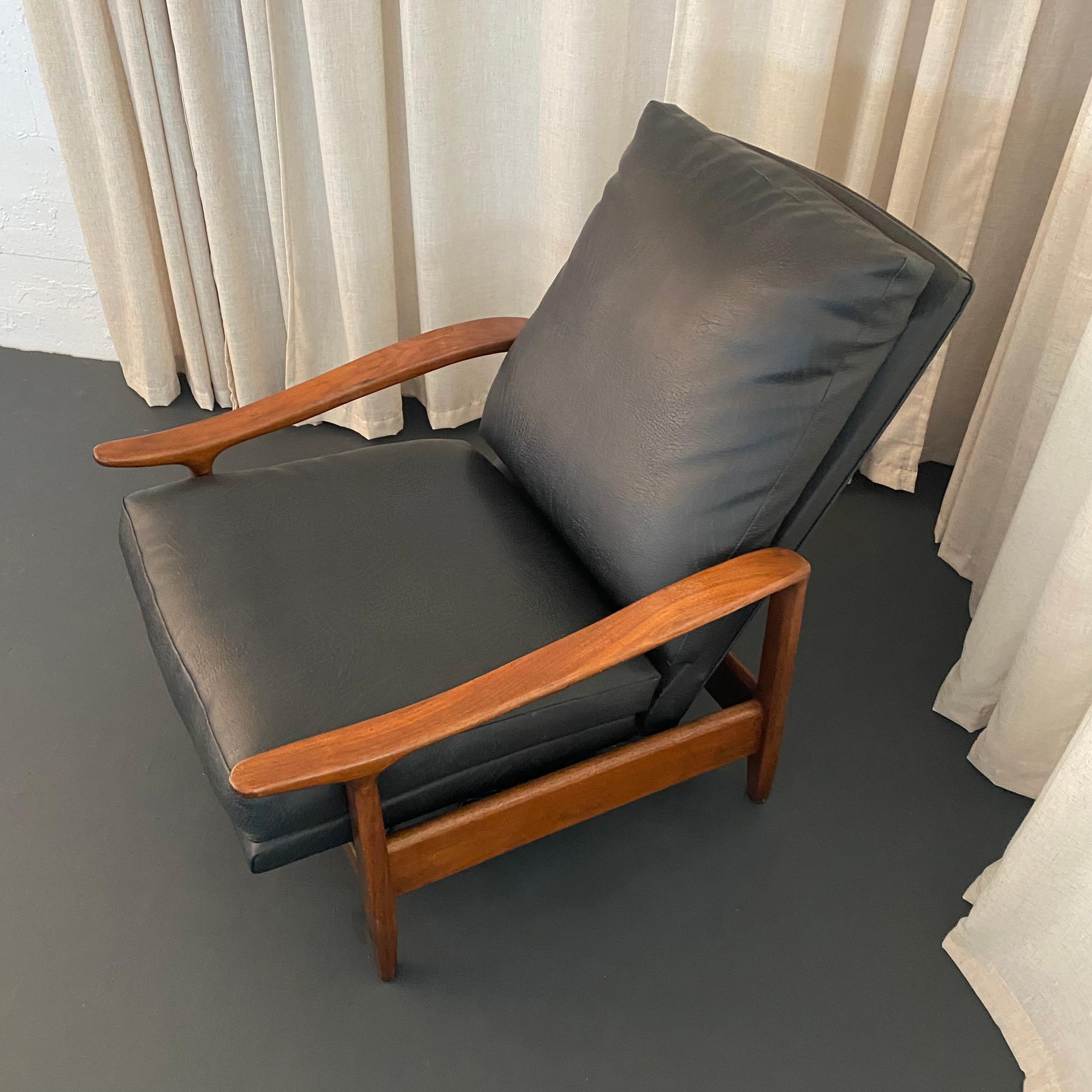 Mid-Century Modern Milo Baughman Attributed Black Leather Recliner Ottoman Set For Sale 3