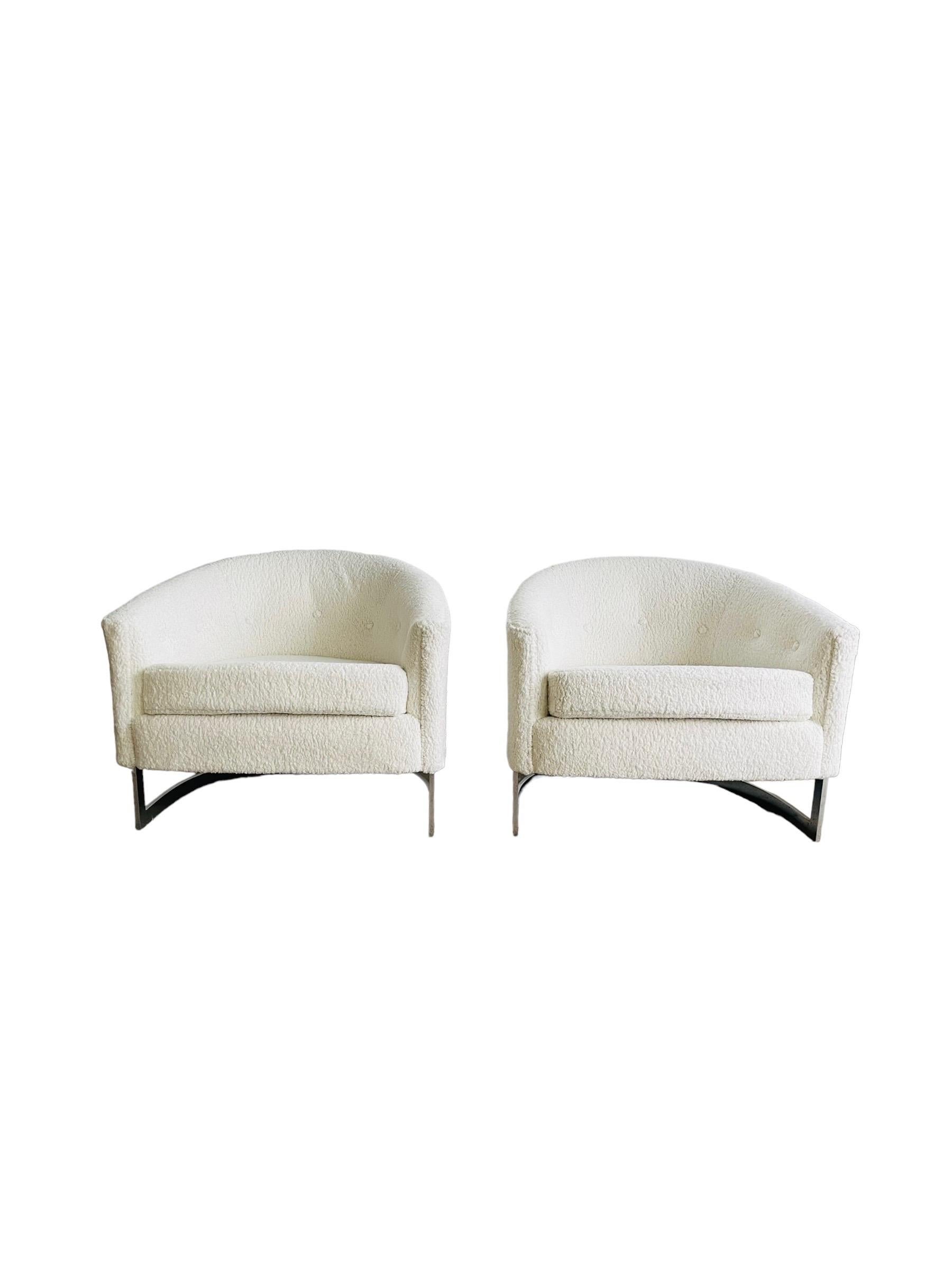 Superbe paire de chaises longues à dossier en forme de tonneau, de style Mid-Century Modern, conçues par Finn Andersen pour Selig vers 1968. Les chaises ont été restaurées et retapissées dans un tissu Boucle de qualité. Elles seront un atout pour