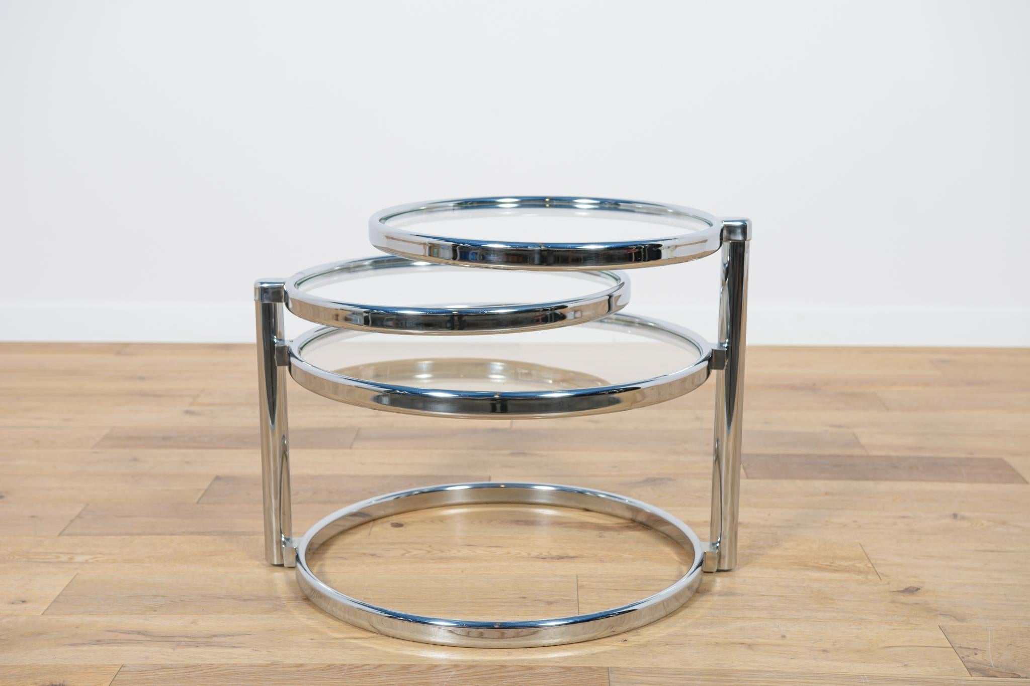 Une table conçue par Milo Baughman aux États-Unis dans les années 1970. Un design unique en métal chromé. Un cadre composé de trois plateaux qui peuvent être prolongés à partir du corps central à l'aide de deux articulations latérales. Les éléments