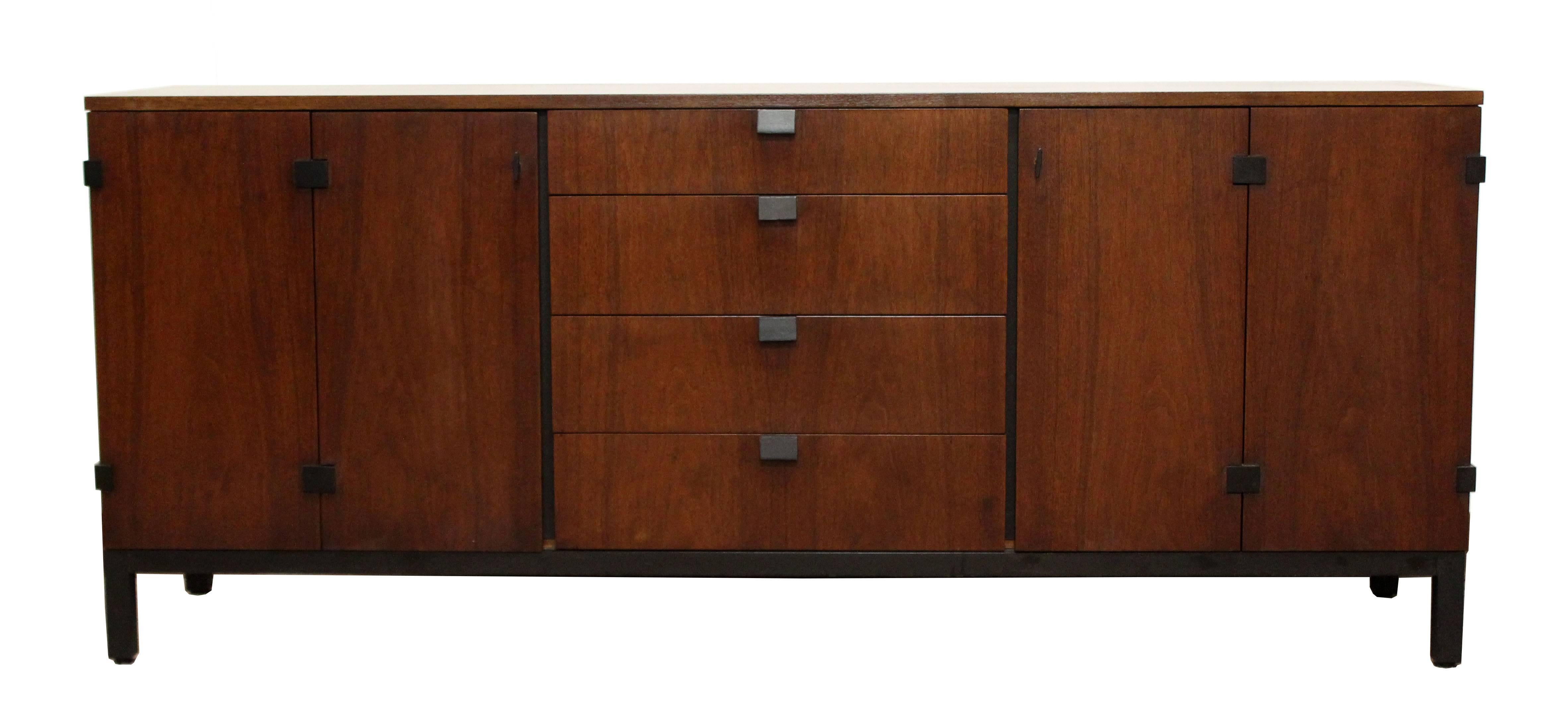 Mid-Century Modern Merton Gershun for Dillingham Walnut Credenza and Hutch, 60's In Good Condition In Keego Harbor, MI