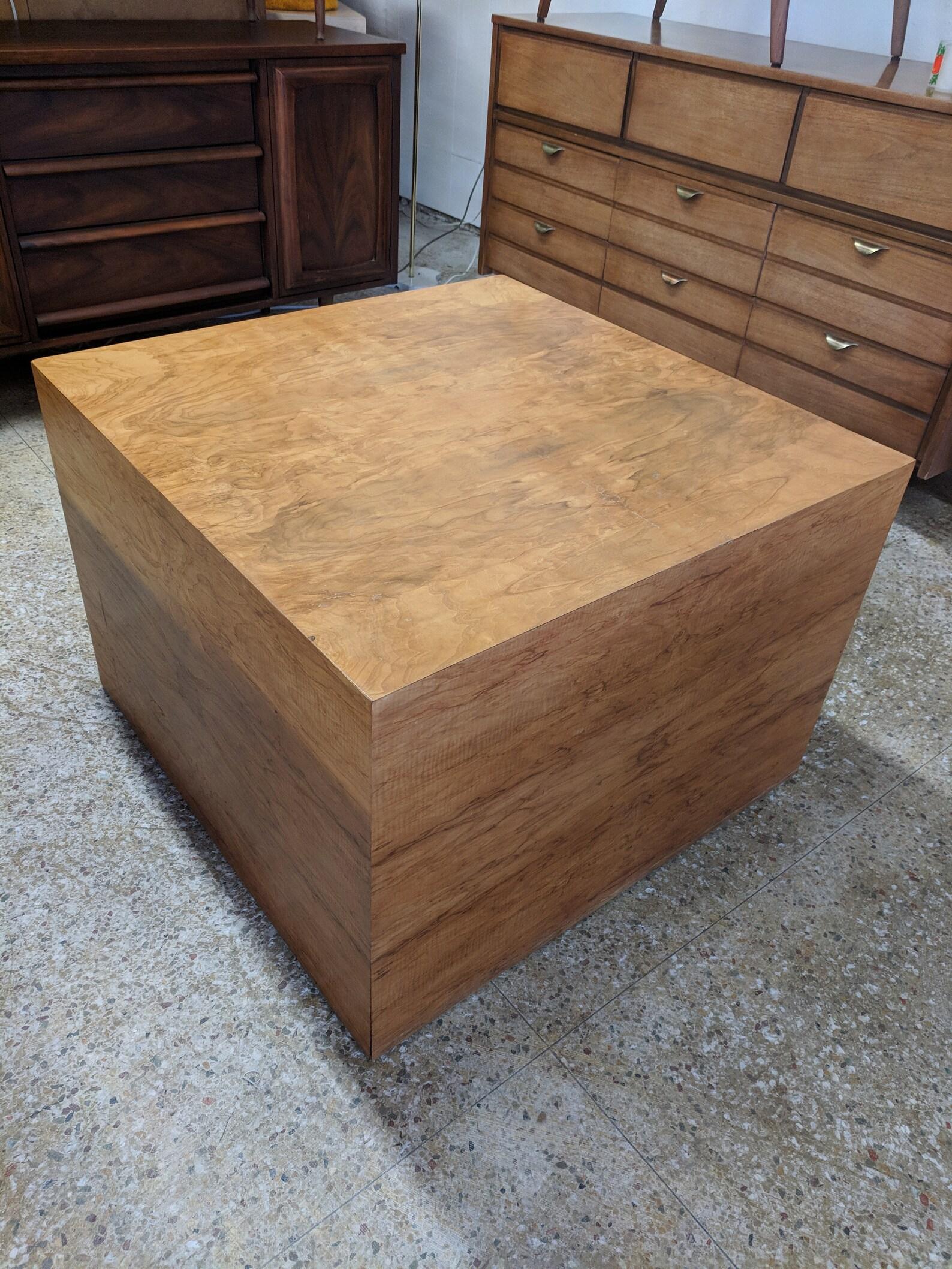 Mid Century Modern Milo Baughman Inspired Burlwood Cube Table

Good vintage condition and structurally sound. Veneer is ini good condition but finish does have a little wear in places.  Please message with any questions.
Scott

Additional