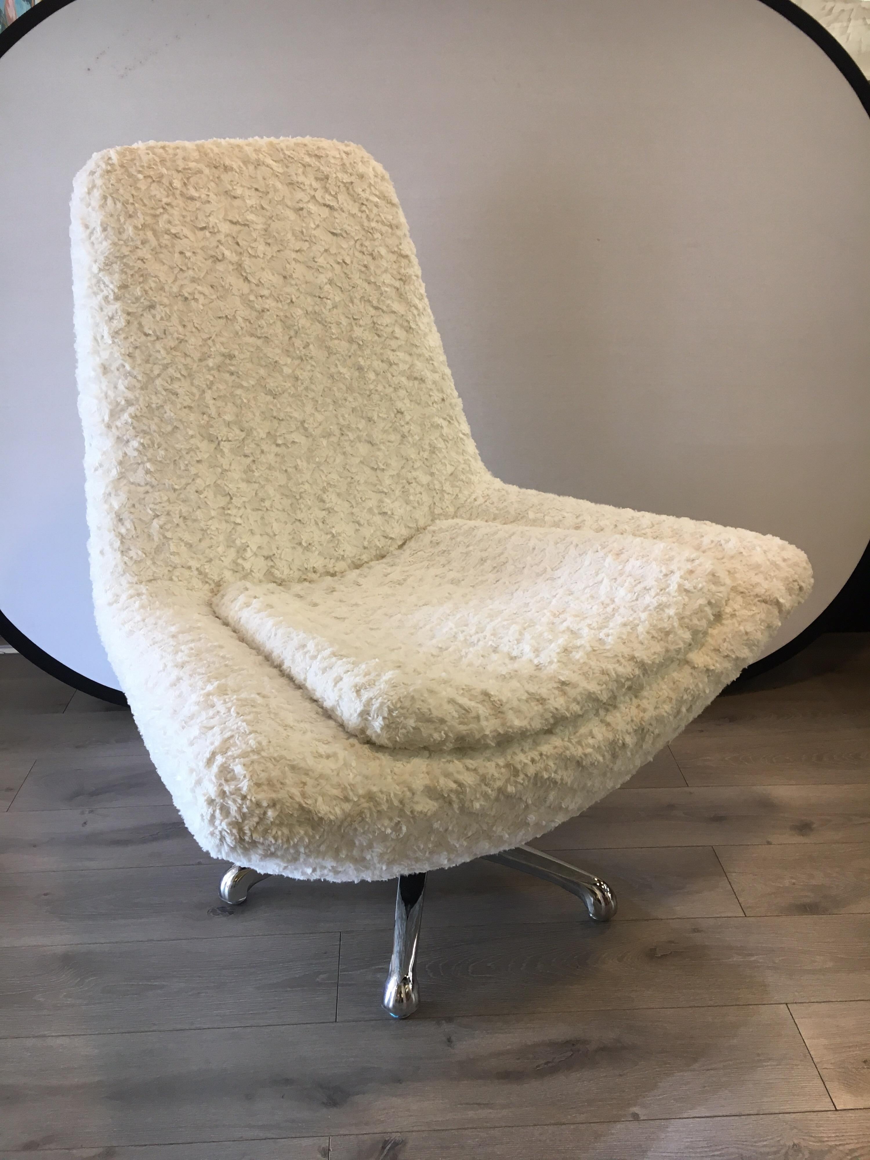 Classic 1970s large scale swivel chair in the style of Milo Baughman. Features newer upholstery done in a creamy off-white and included an additional seat pad as shown that matches. Swivels 360 degrees.