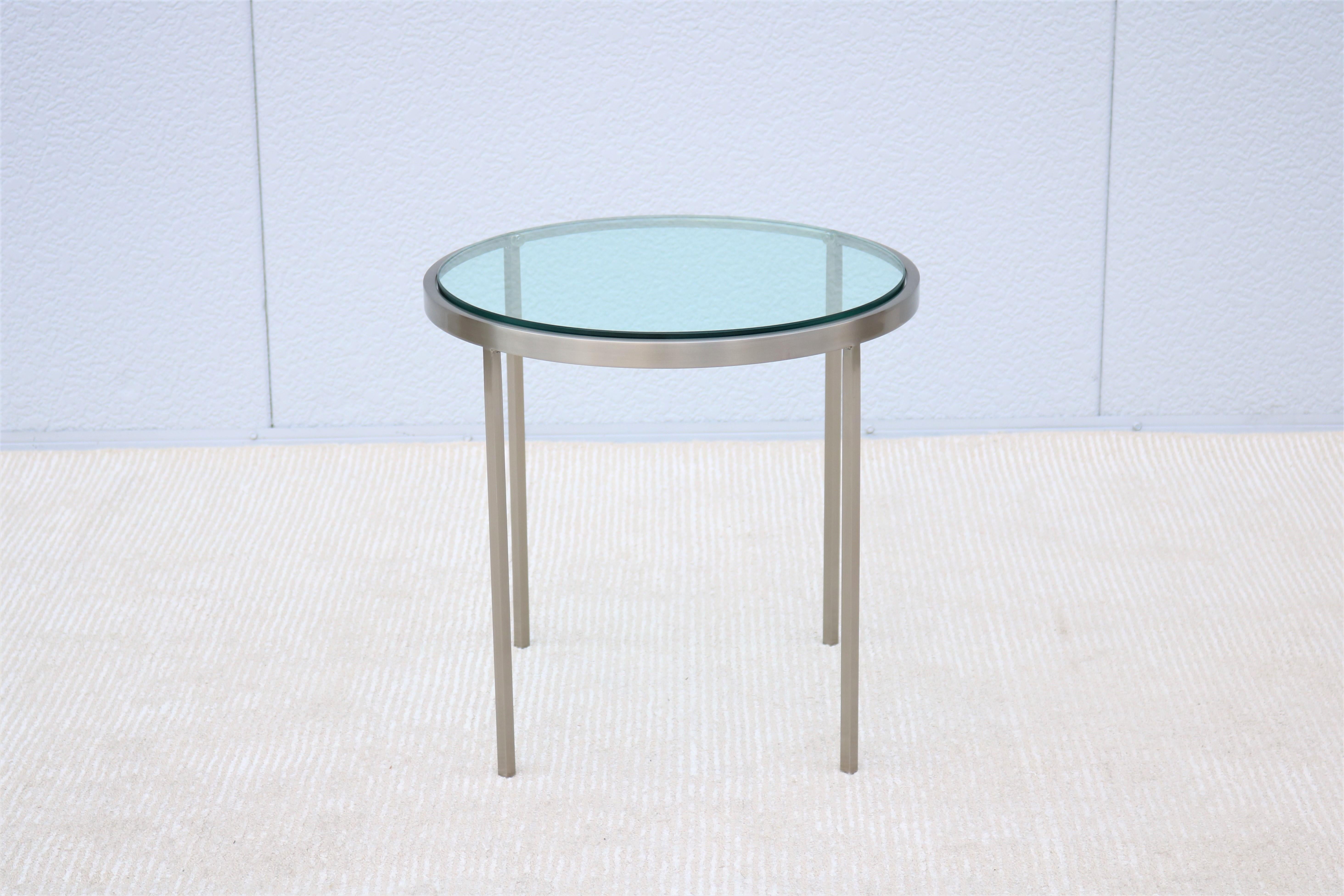Milo Baughman, Beistelltisch aus rundem Glas und Edelstahl, Mid-Century Modern (Minimalistisch) im Angebot