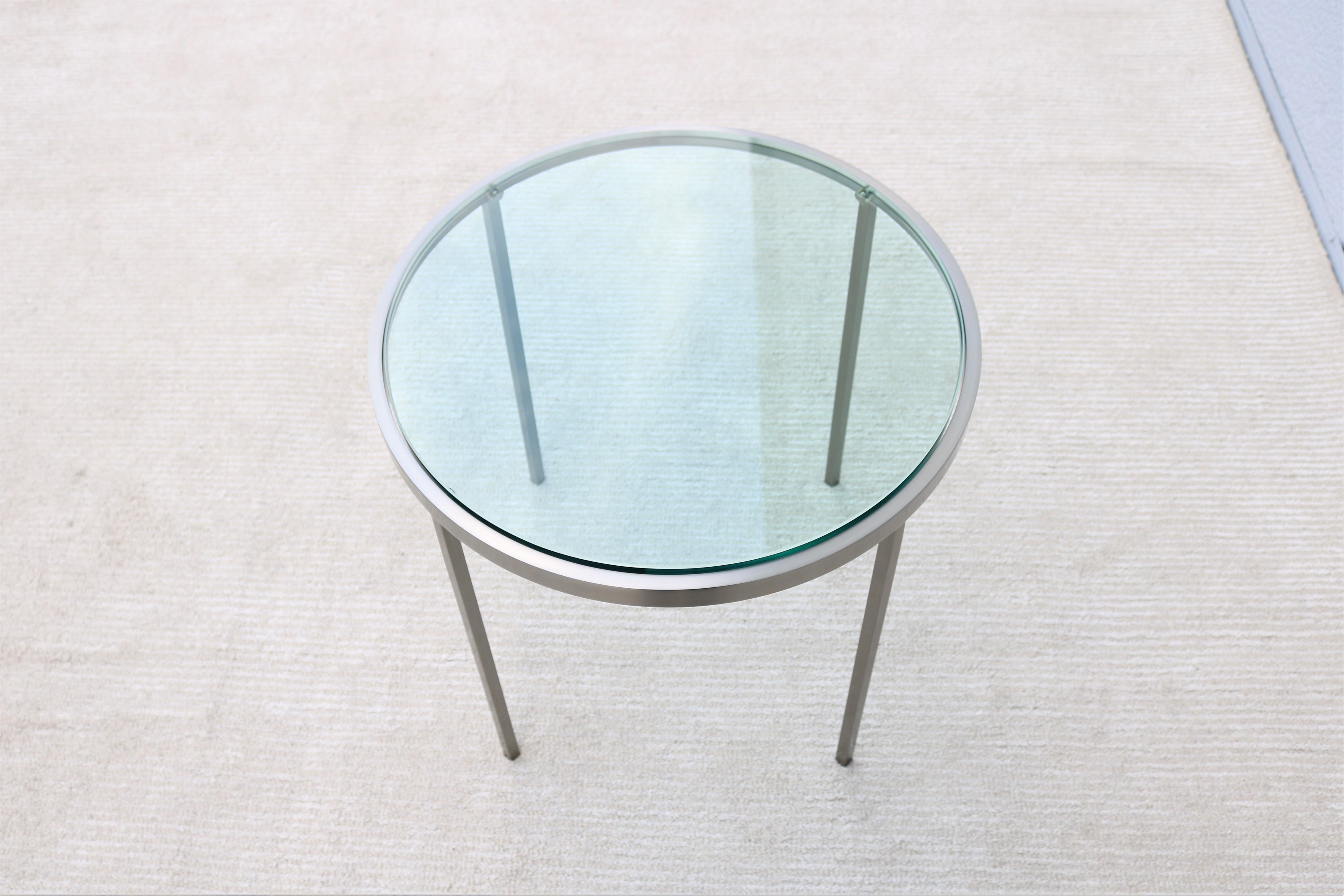Milo Baughman, Beistelltisch aus rundem Glas und Edelstahl, Mid-Century Modern (20. Jahrhundert) im Angebot