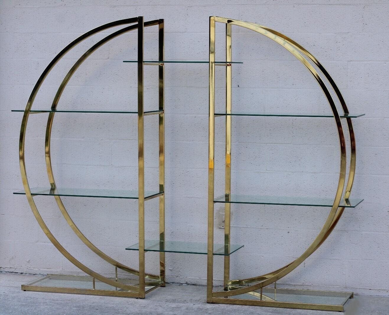 Erstaunliche runde Etagere in der Art von Milo Baughman bietet eine schöne und originelle Display-Konfiguration. Das einzigartige zweiteilige Design ermöglicht es, die Gesamtbreite leicht zu verändern, indem die Teile näher oder weiter voneinander