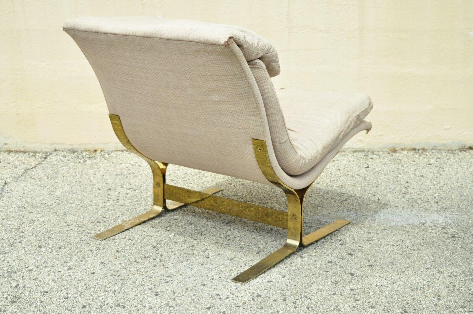 Mid-century Milo Baughman style brass cantilever slipper lounge chair. Item features a brass plated metal cantilever frame, nice wide seat, clean modernist lines, great style and form. Circa Mid to Late 20th Century. Measurements: 32