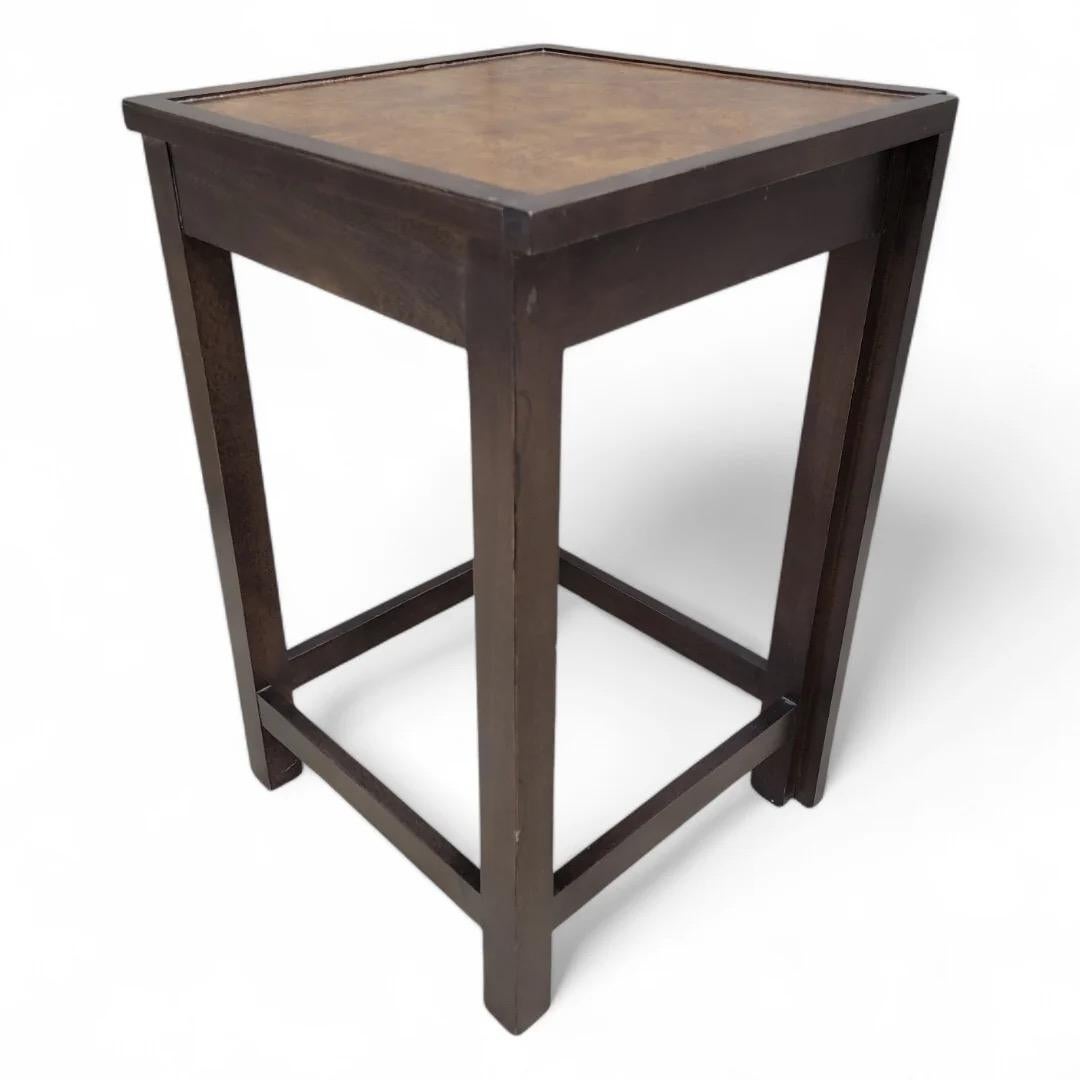 Mid Century Modern Milo Baughman Stil Wurzelholz & Messing Beistelltisch von Century Furniture

Dieser Beistelltisch ist mit einem atemberaubenden Wurzelholz-Finish versehen und verfügt über elegante Messingakzente, die seine luxuriöse Ausstrahlung