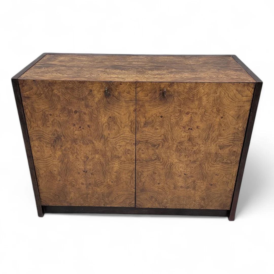 Mid Century Modern Milo Baughman Style Burl & Brass Beistelltisch von Century (20. Jahrhundert) im Angebot