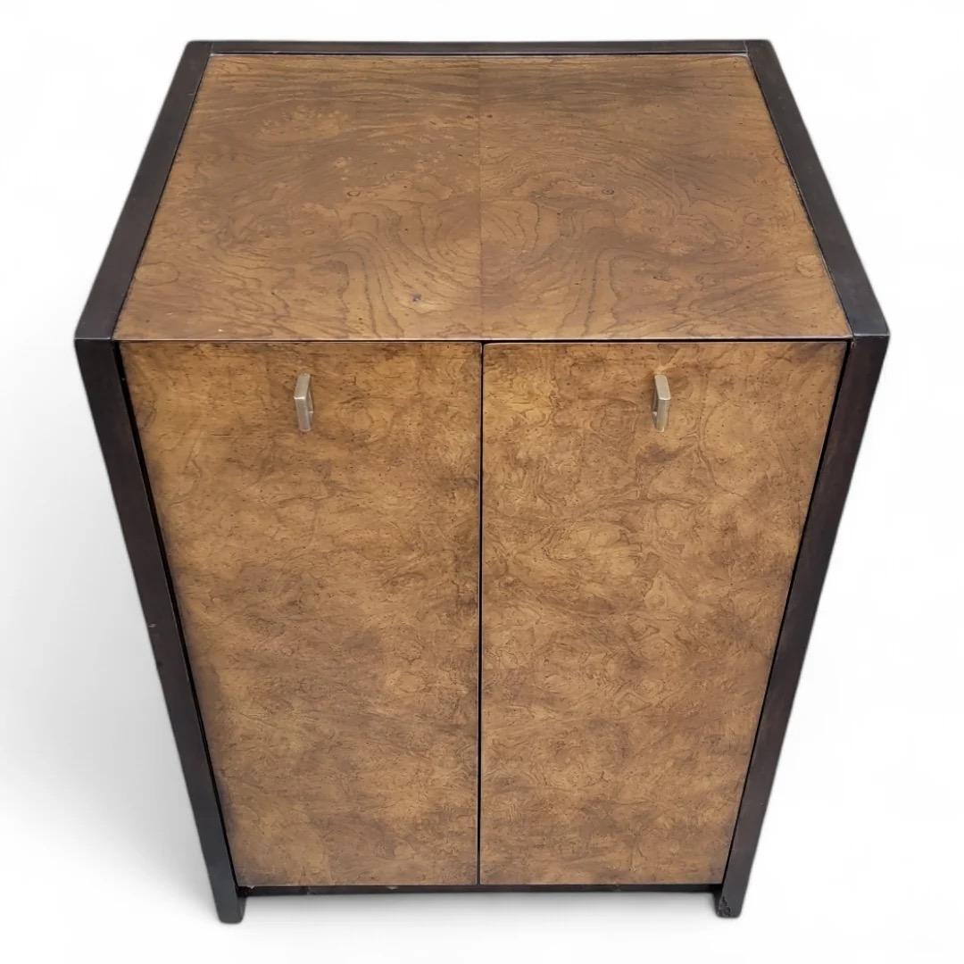 Armadio a 2 ante in stile Milo Baughman di Century Furniture

Realizzato in legno di radica e impreziosito da ferramenta in ottone, questo mobile offre un ampio spazio di archiviazione e valorizza qualsiasi arredamento. Le sue linee eleganti e