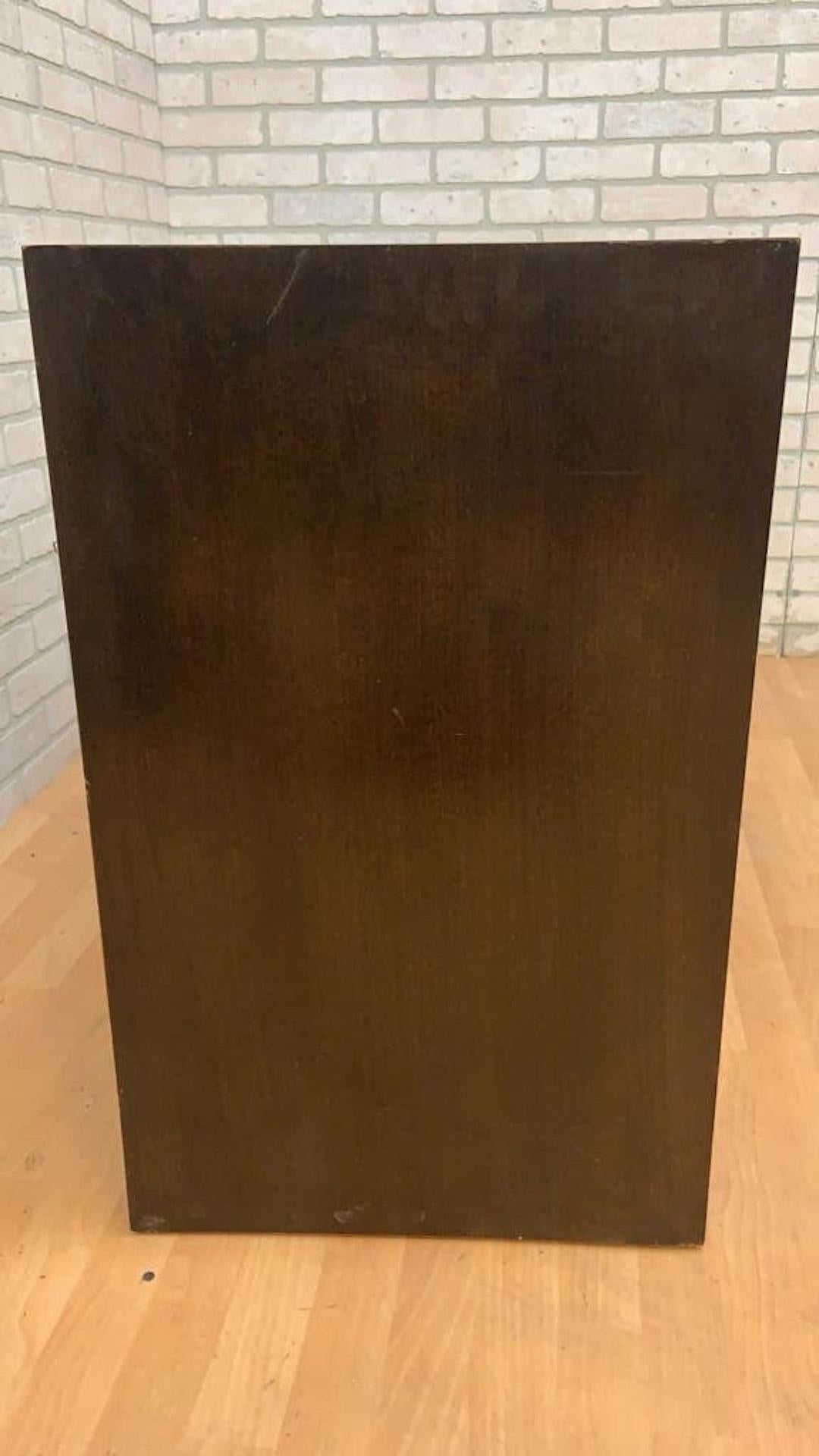 Armadio a 2 ante in stile Milo Baughman, in stile Burl Wood, del metà del secolo scorso

Questo splendido mobile contenitore in stile Milo Baughman del Mid Century Modern è caratterizzato da una bellissima superficie con venature del legno. Questo