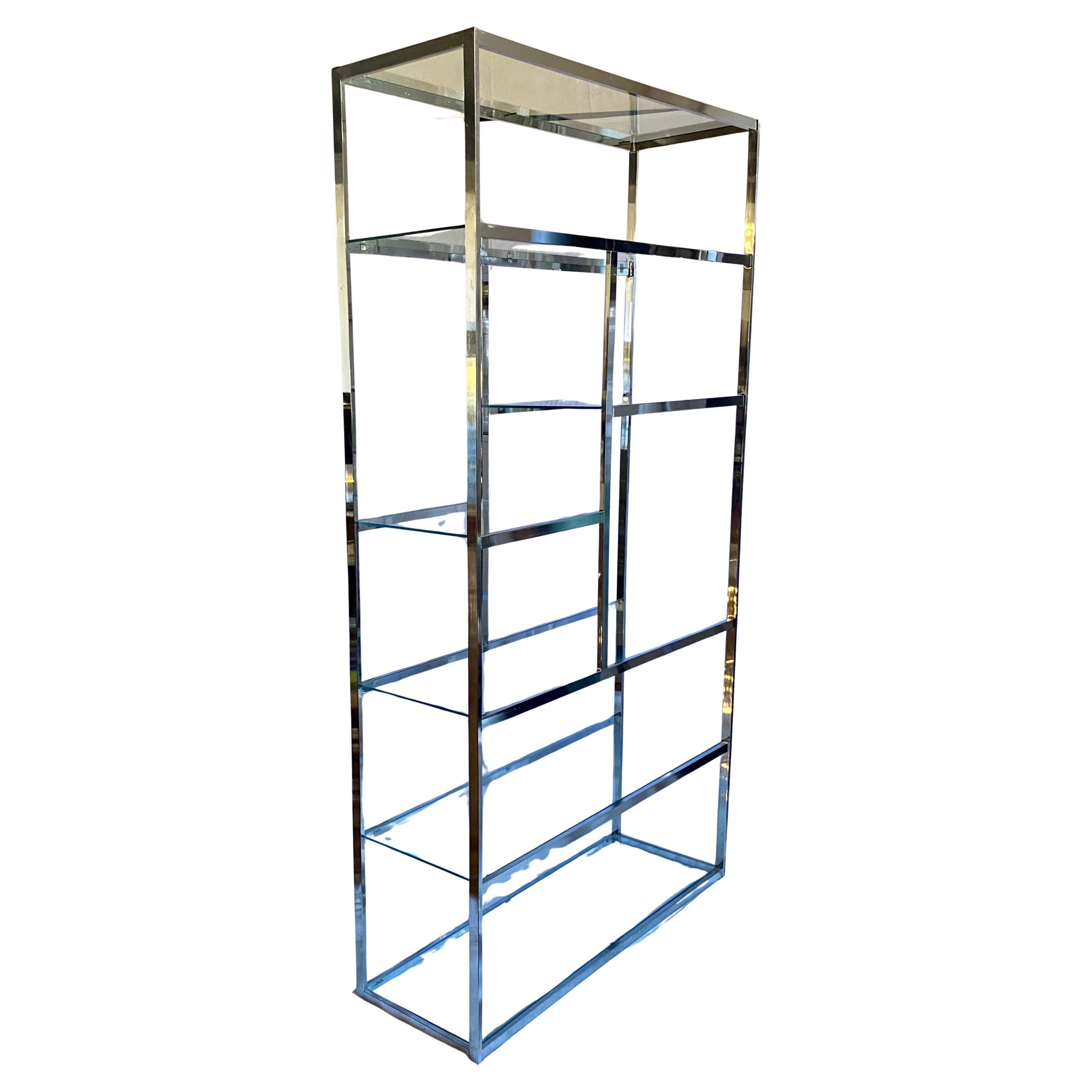 Etagere alta in stile Milo Baughman, cromata e in vetro.  Questa libreria a ripiani è caratterizzata da una finitura cromata lucida e brillante e da ripiani in vetro trasparente rimovibili.  

Misure del ripiano dall'alto verso il basso.
Ripiani 1 e