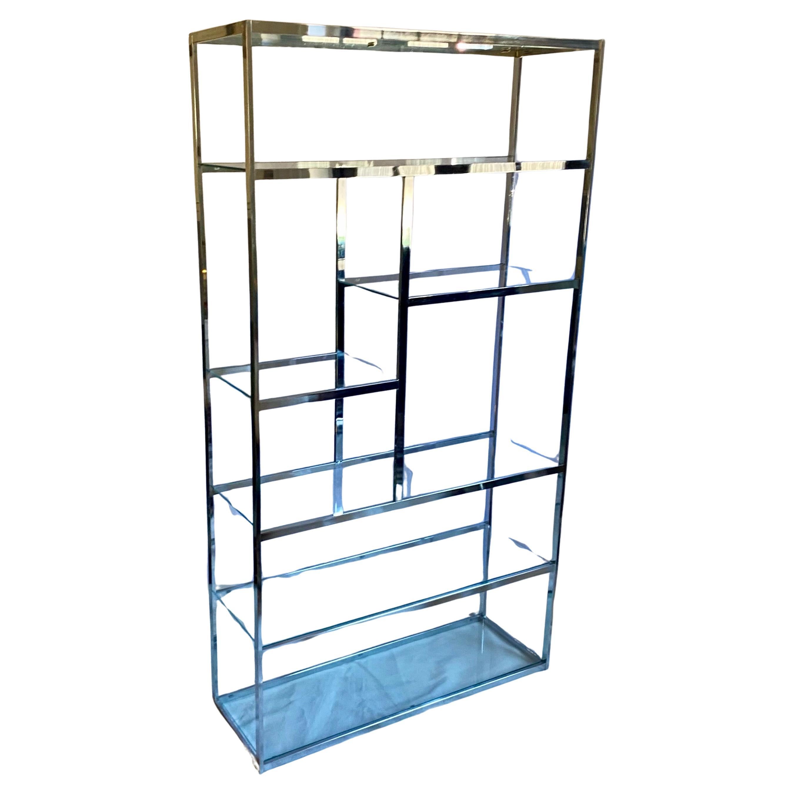 Lucidato Etagere in vetro e cromo in stile Milo Baughman del Medioevo Moderno in vendita