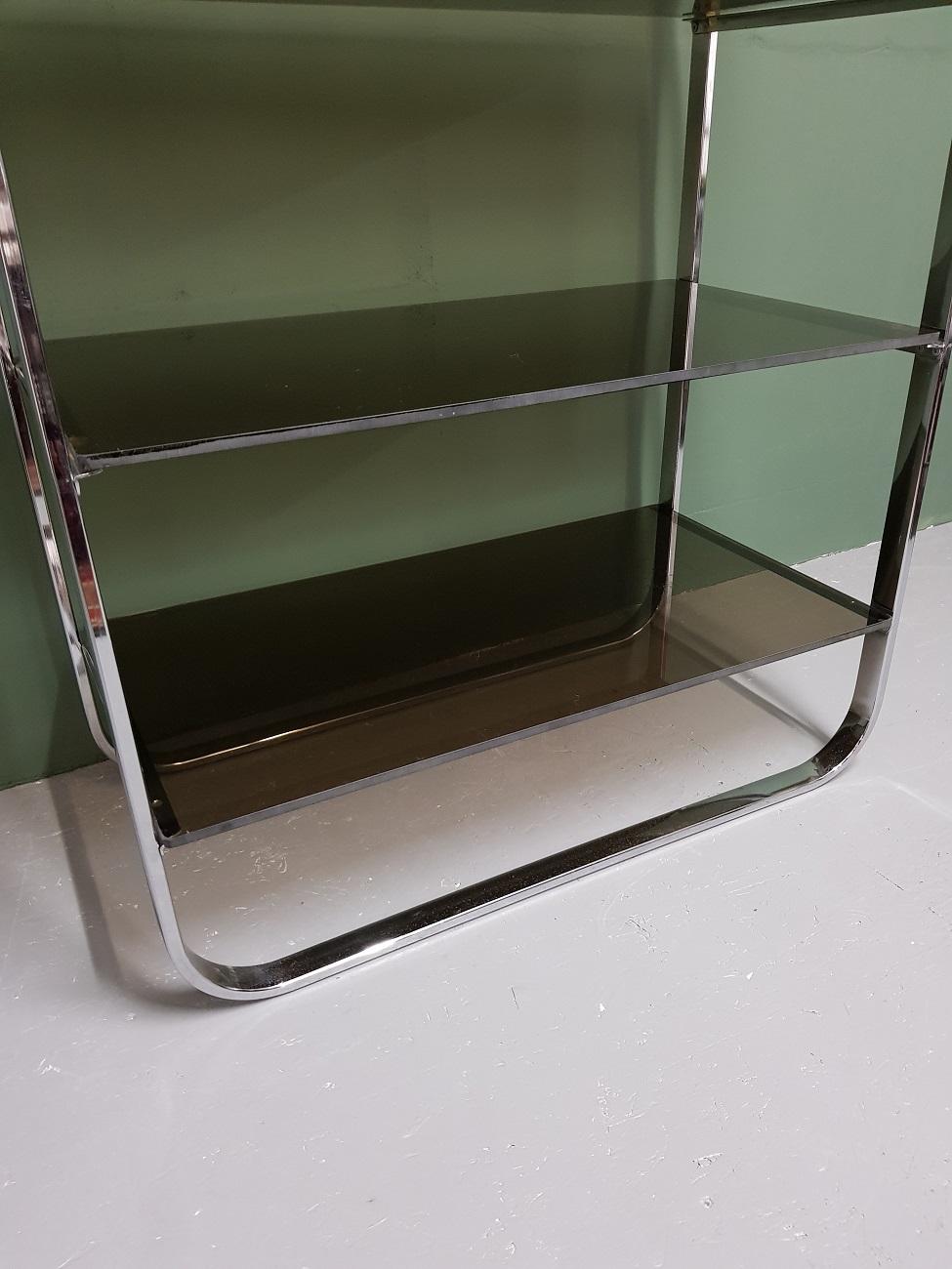 Mid-Century Modern Milo Baughman Style Chrome Etagere with Smoked Glass Shelves In Good Condition For Sale In Raalte, NL