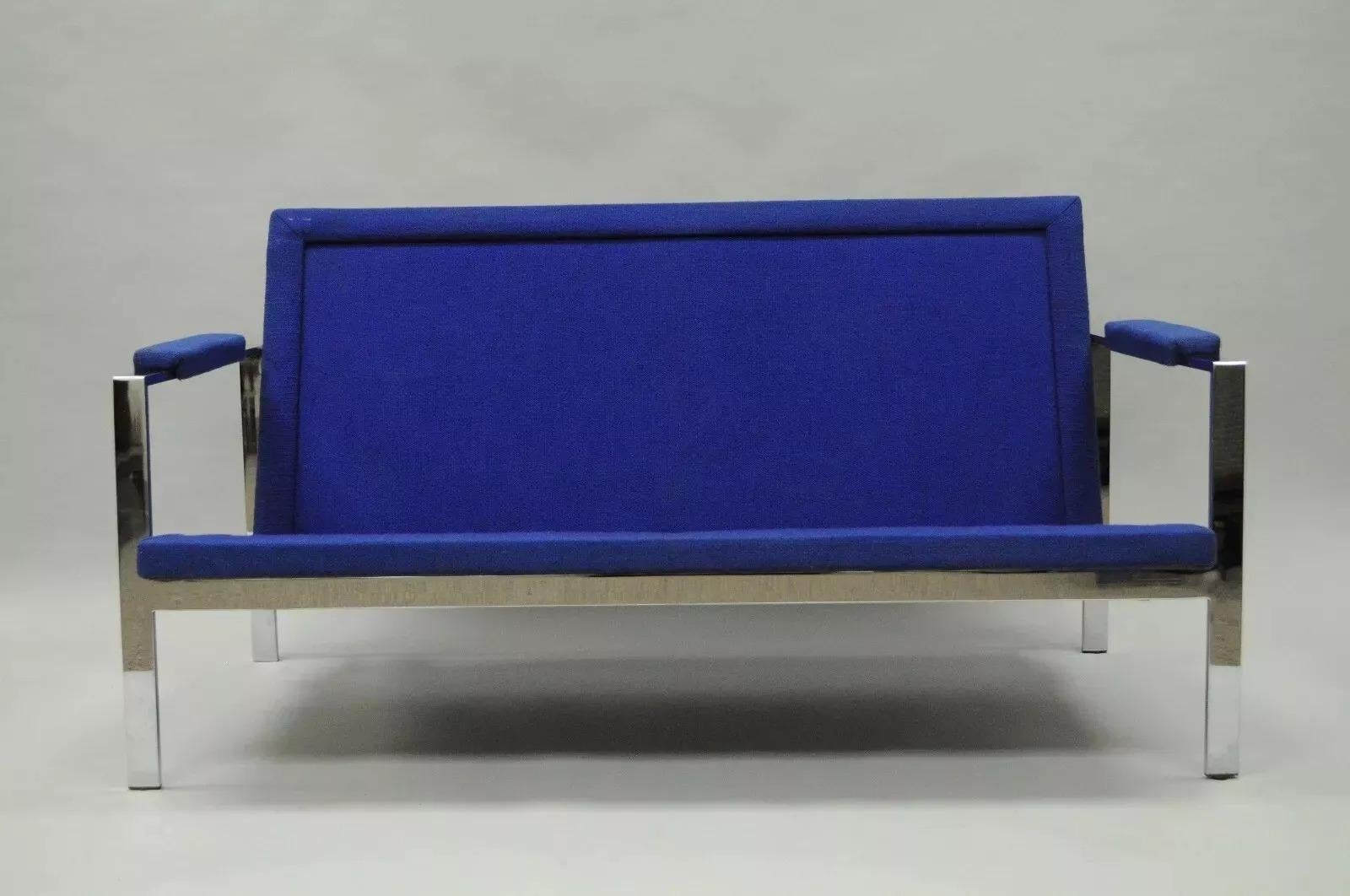 Vintage Mid Century Modern Milo Baughman Style Chrome Flat Bar Settee Loveseat Sofa. El artículo tiene una elegante estructura de cromo pulido con asiento y reposabrazos tapizados en azul. No incluye cojines. Sin marcar. Mediados del siglo XX.