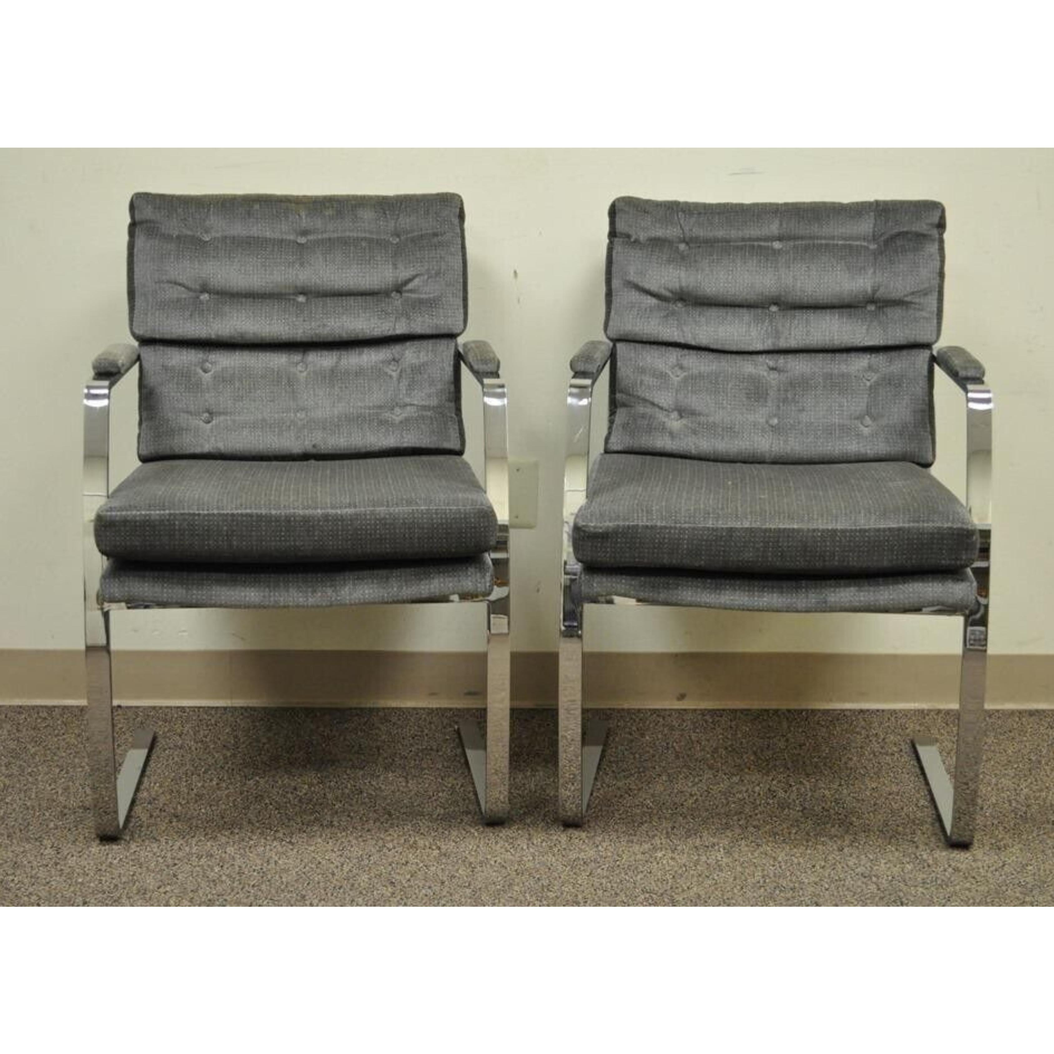 Vintage Mid Century Modern Style Milo Baughman Chrome Steel Cantilever Arm Chairs - a Pair. Caractéristiques de l'article Construction solide et substantielle, joints sans couture, très bel ensemble vintage. Le designer n'est pas confirmé, mais on