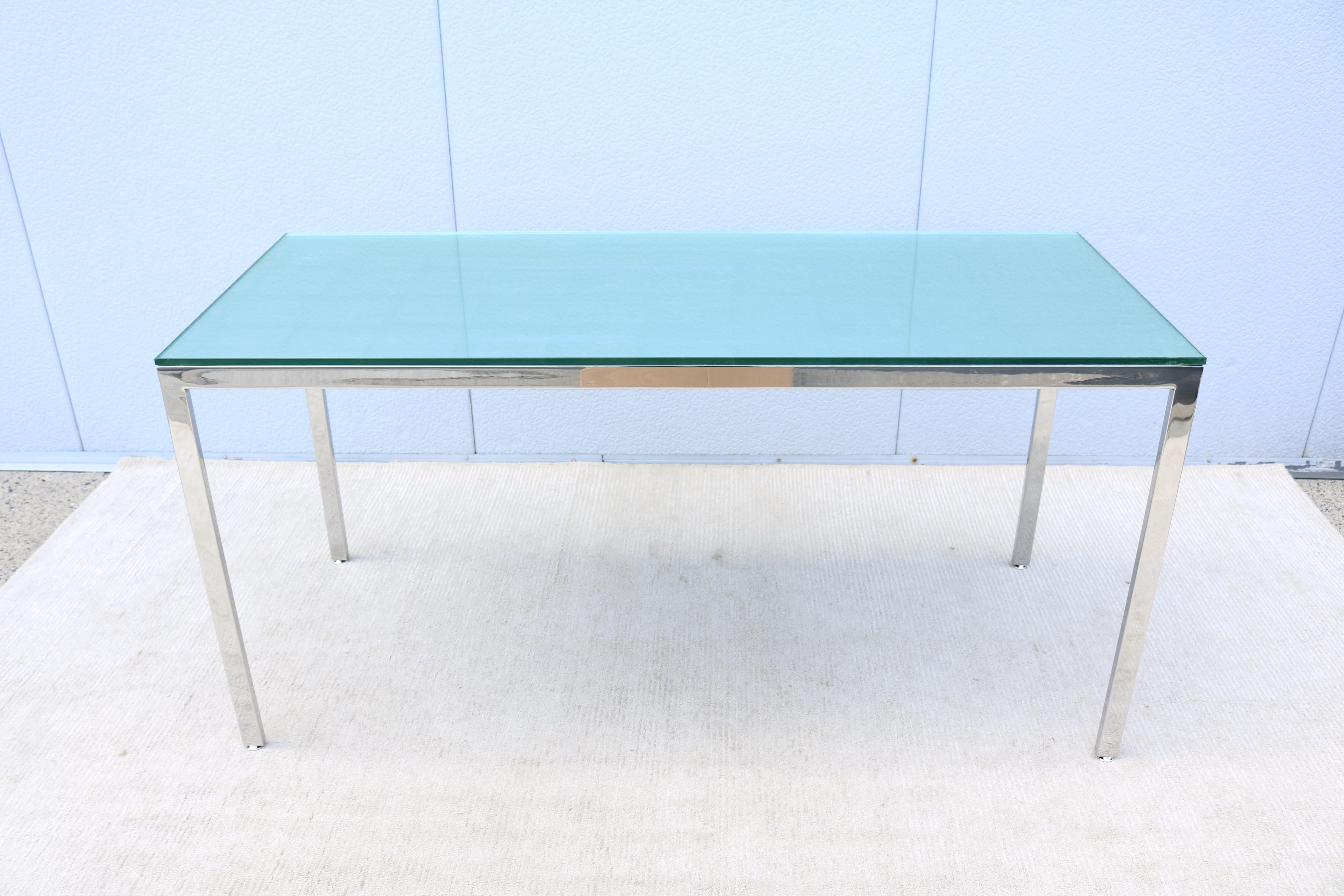 Fabuleuse table de bureau ou table de salle à manger rectangulaire en verre et acier inoxydable de style Milo moderne du milieu du siècle dernier.
Le plateau est en verre transparent avec des feuilles d'argent sur la face inférieure et repose sur un