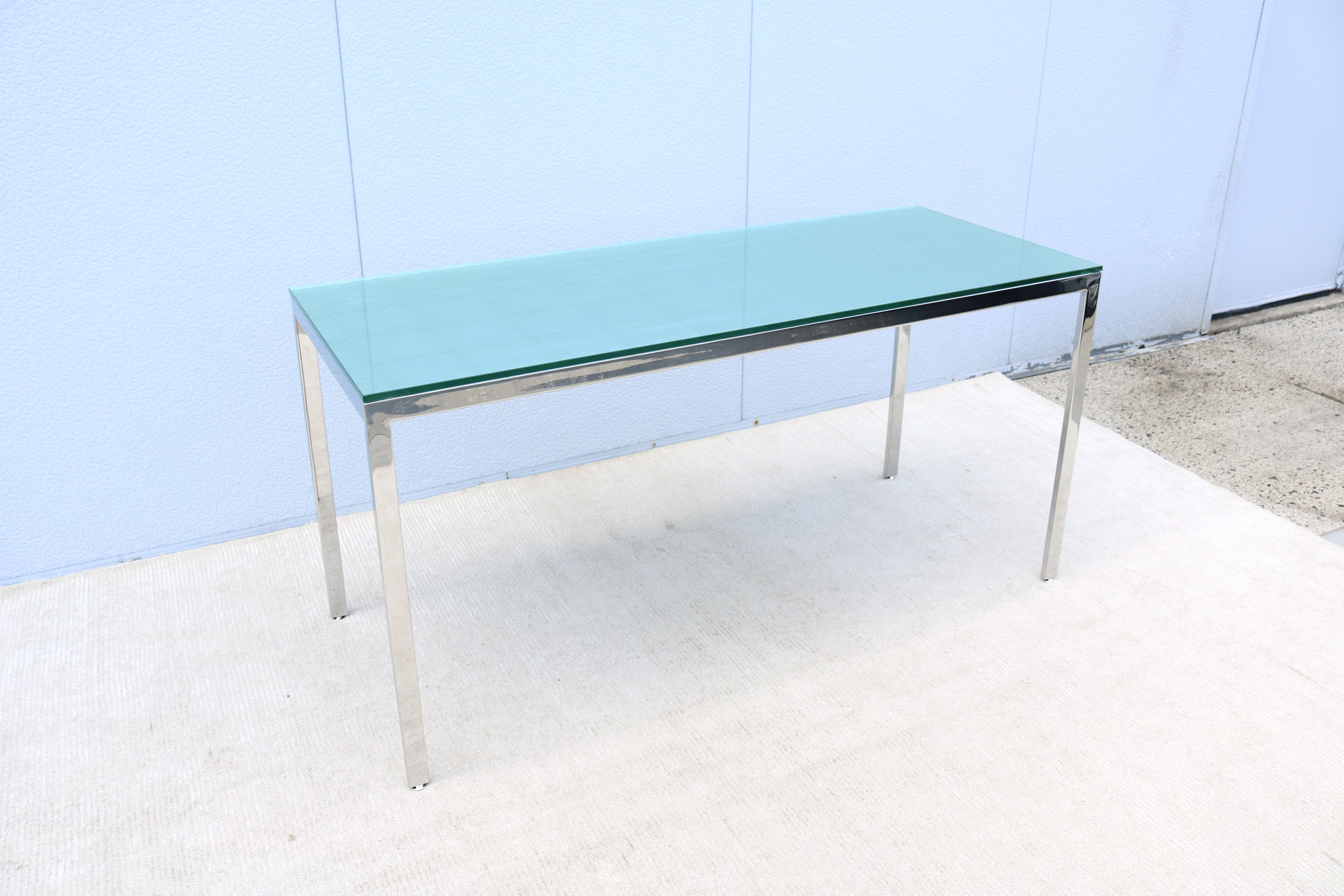 Américain Table de bureau/table de salle à manger de style Milo Baughman en verre et acier inoxydable, mi-siècle moderne en vente