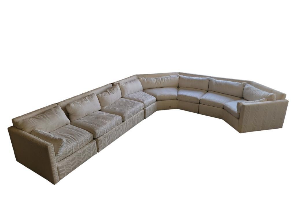 Sechseckiges geschwungenes Sechseckiges Sofa im Stil von Milo Baughman im Mid-Century Modern-Stil von Drexel (amerikanisch) im Angebot