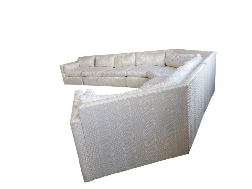 Sechseckiges geschwungenes Sechseckiges Sofa im Stil von Milo Baughman im Mid-Century Modern-Stil von Drexel (Handgefertigt) im Angebot